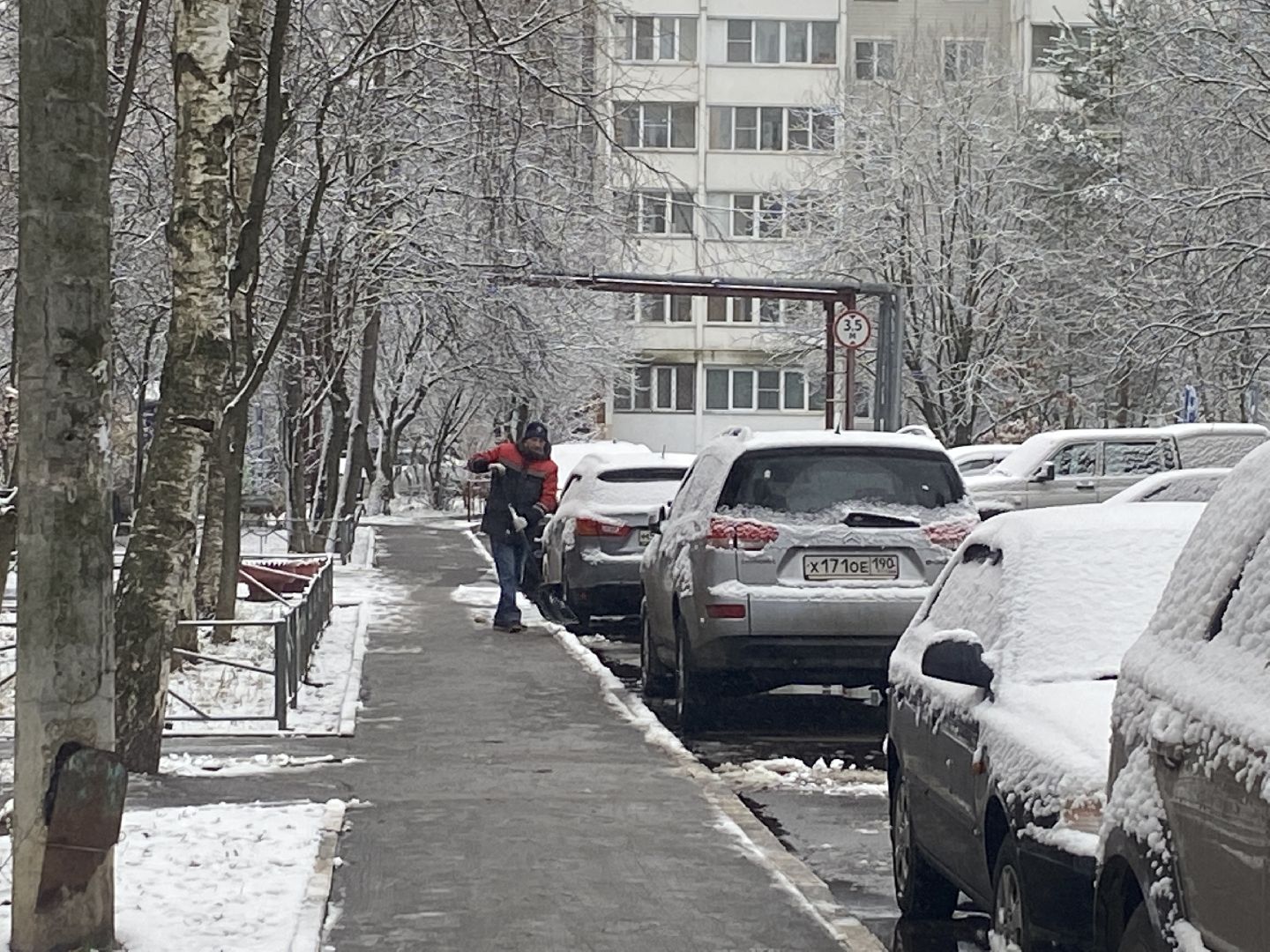 уборка улиц города, власиха уборку улиц, первый снегопад, власиха жкх, заозерный власиха,вертикалки, вертикальное видео,