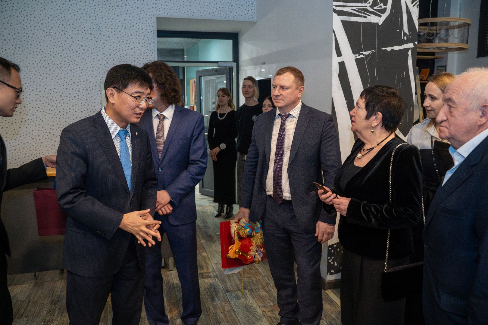 Черноголовка, Посольство Китая, Наука и искусство,