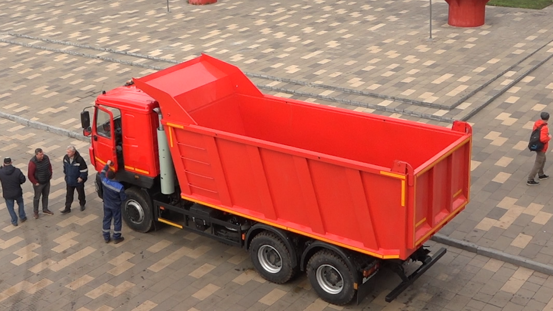 министерство чистоты, новый МАЗ, Власиха уборка улиц,МБУ ЖКХ и благоустройство, ключи от нового грузовика,вертикалка, вертикальное видео,