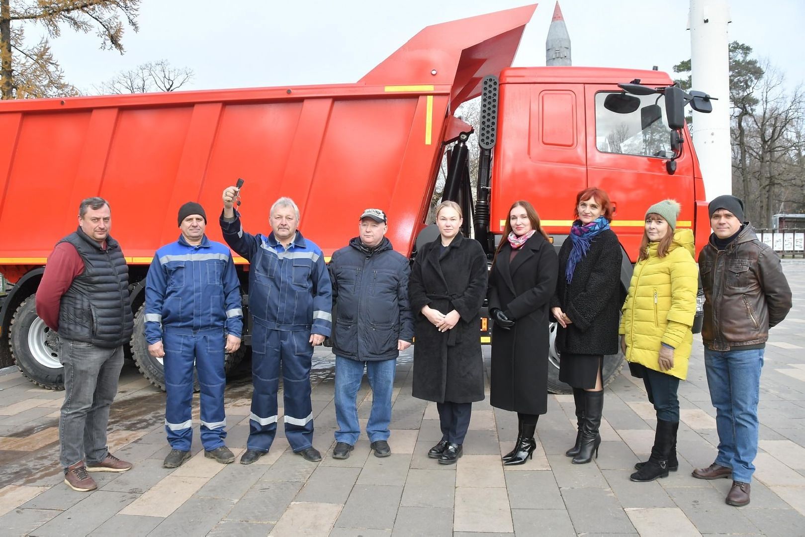 министерство чистоты, новый МАЗ, Власиха уборка улиц,МБУ ЖКХ и благоустройство, ключи от нового грузовика,вертикалка, вертикальное видео,