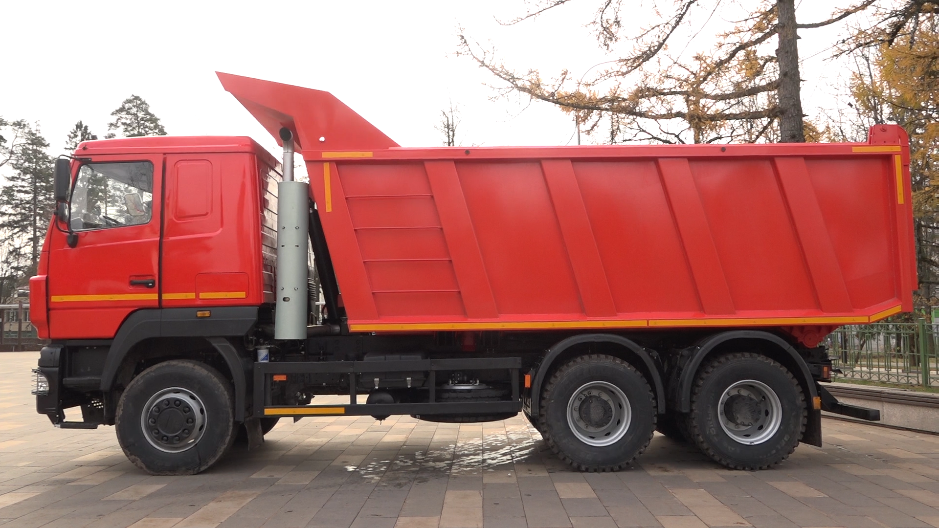 министерство чистоты, новый МАЗ, Власиха уборка улиц,МБУ ЖКХ и благоустройство, ключи от нового грузовика,вертикалка, вертикальное видео,