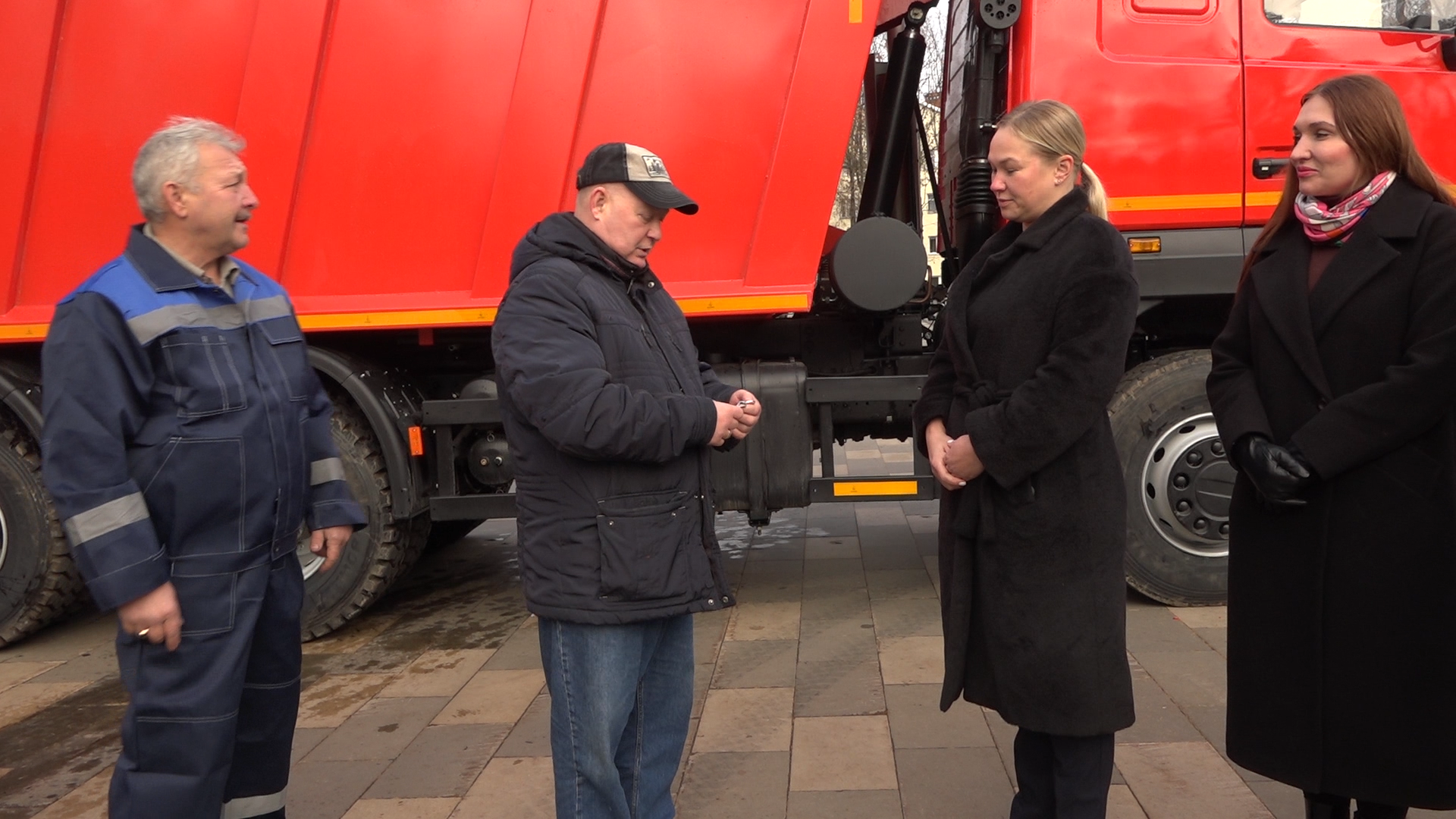 министерство чистоты, новый МАЗ, Власиха уборка улиц,МБУ ЖКХ и благоустройство, ключи от нового грузовика,вертикалка, вертикальное видео,