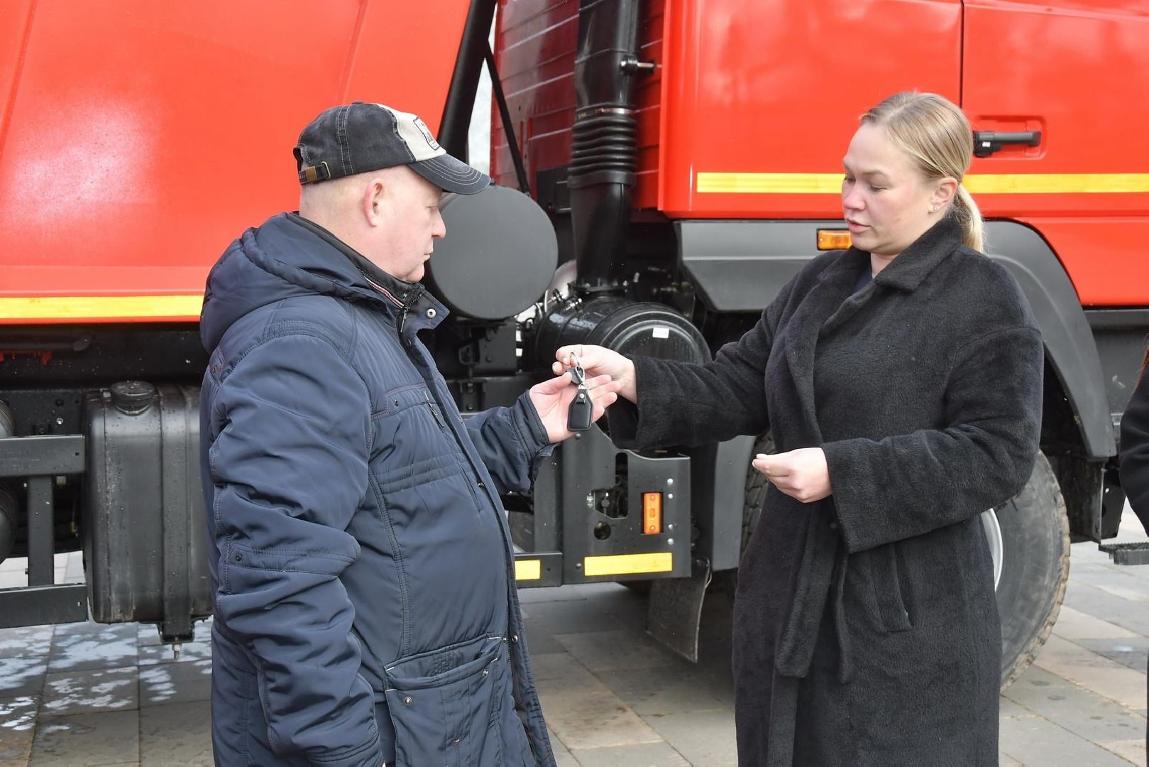 министерство чистоты, новый МАЗ, Власиха уборка улиц,МБУ ЖКХ и благоустройство, ключи от нового грузовика,вертикалка, вертикальное видео,