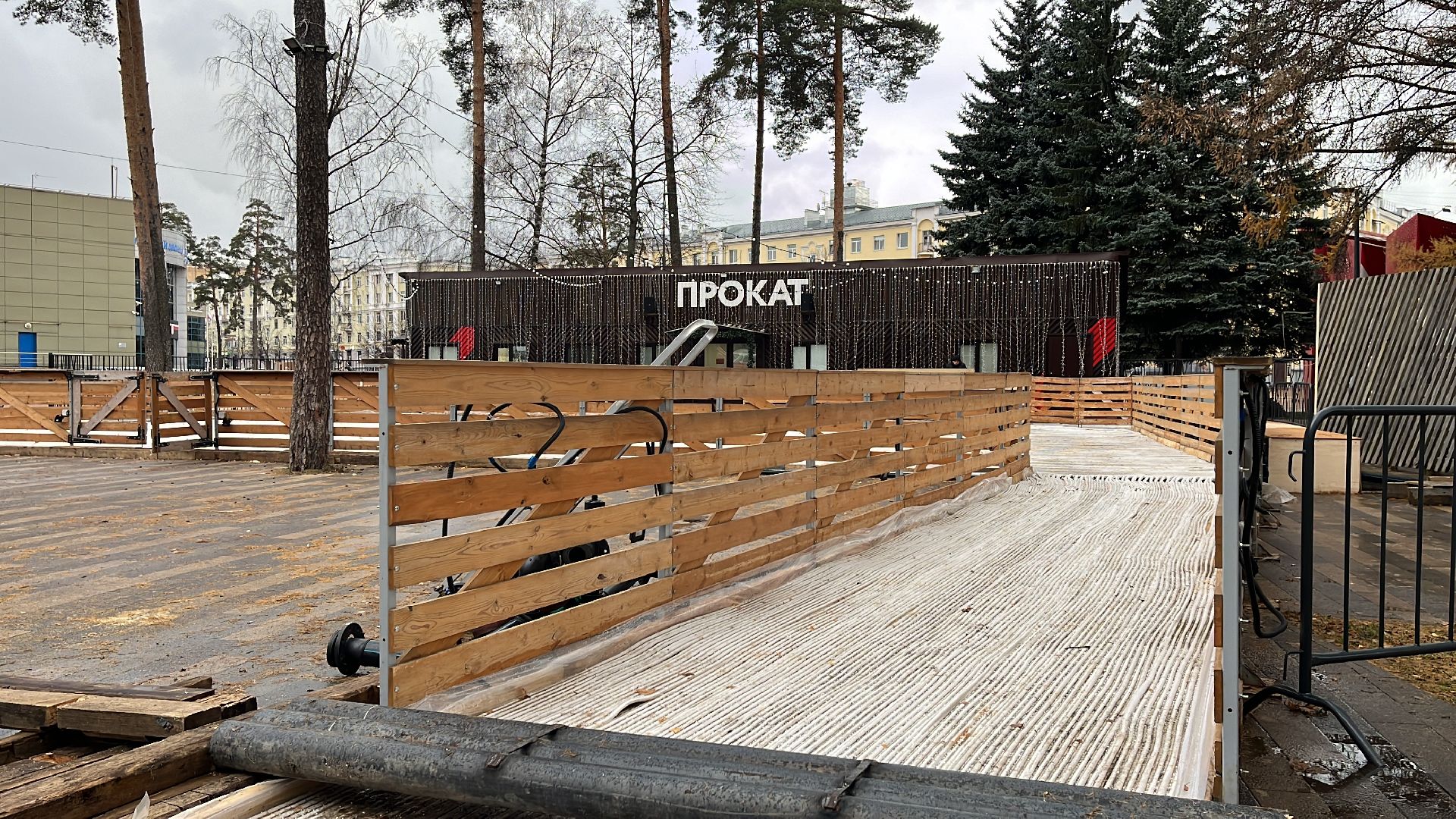 каток в парке, каток в центре города, парк пехорка, зима, зима 2024-2025, зима близко, зима в парках,вертикалка, вертикальное видео,