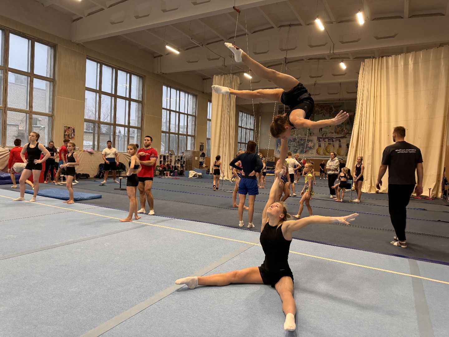 Спортивная акробатика, Старый городок, Акробаты из Одинцова, вертикальное видео, вертикалка