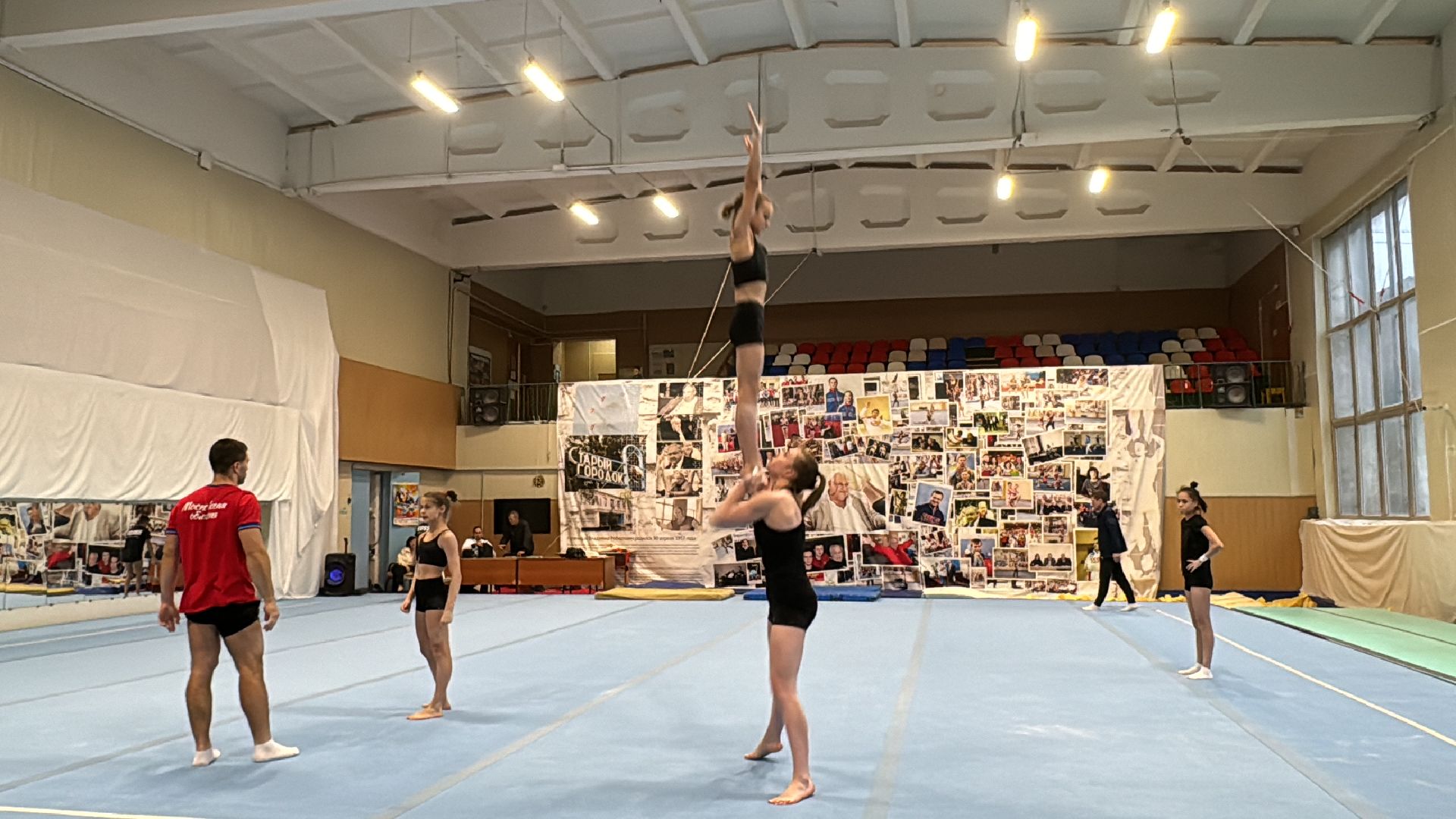 Спортивная акробатика, Старый городок, Акробаты из Одинцова, вертикальное видео, вертикалка