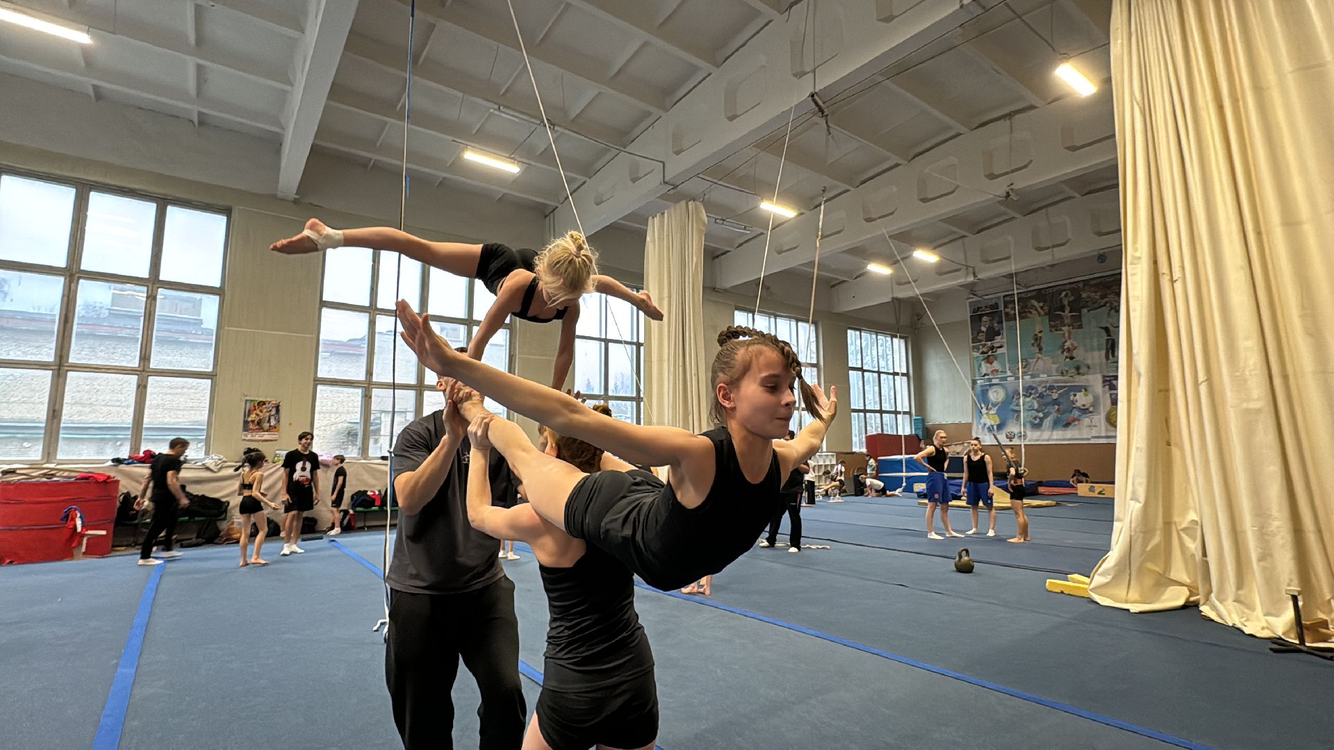 Спортивная акробатика, Старый городок, Акробаты из Одинцова, вертикальное видео, вертикалка