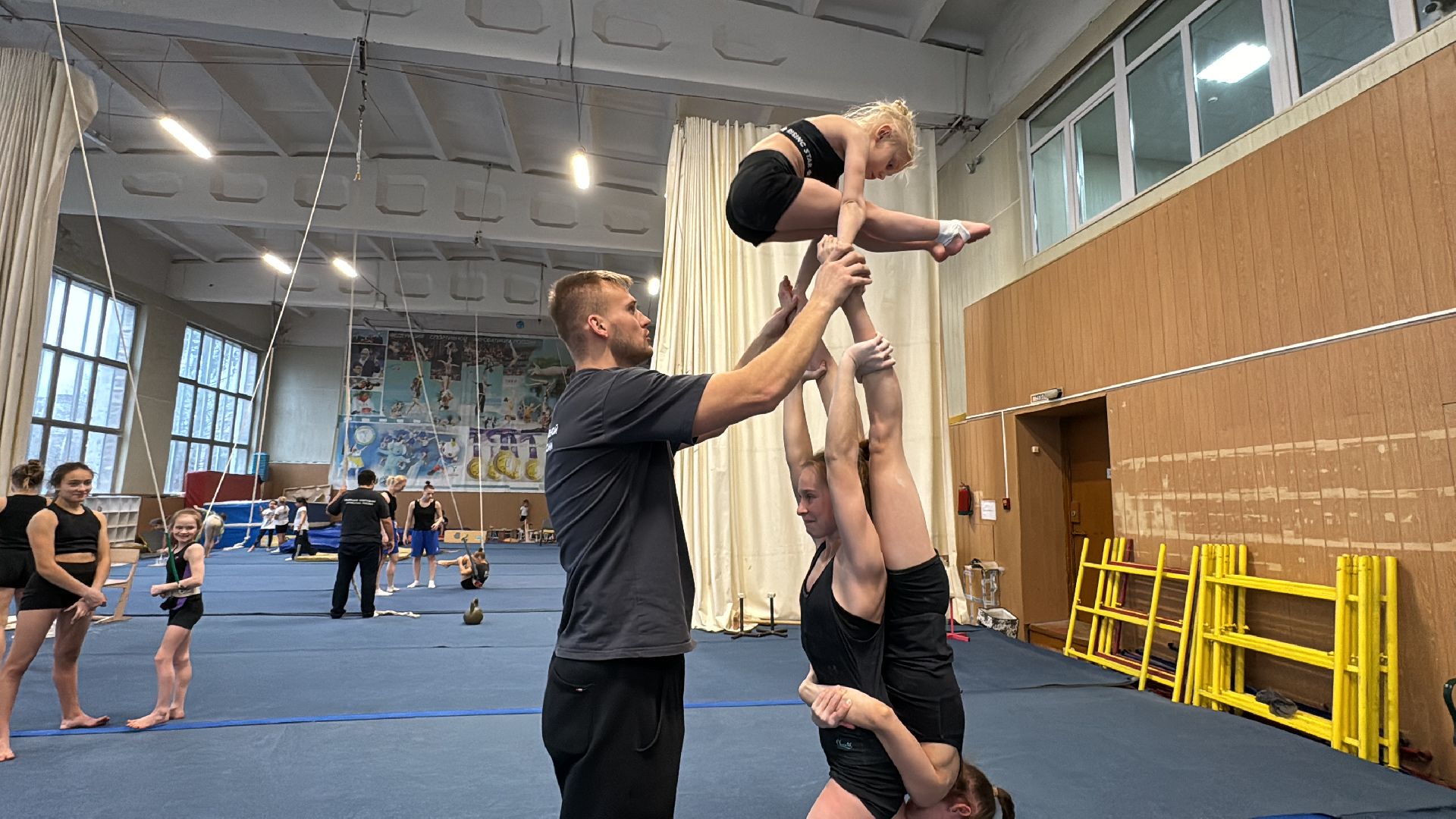 Спортивная акробатика, Старый городок, Акробаты из Одинцова, вертикальное видео, вертикалка