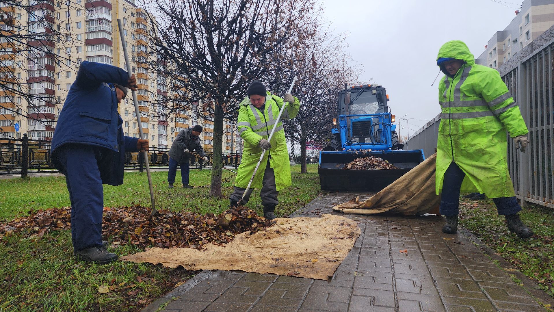 Домодедово, Подмосковье, комбинат благоустройства, коммунальная служба, коммунальная техника, коммунальное хозяйство, уборка дворов, Уборка листвы,
