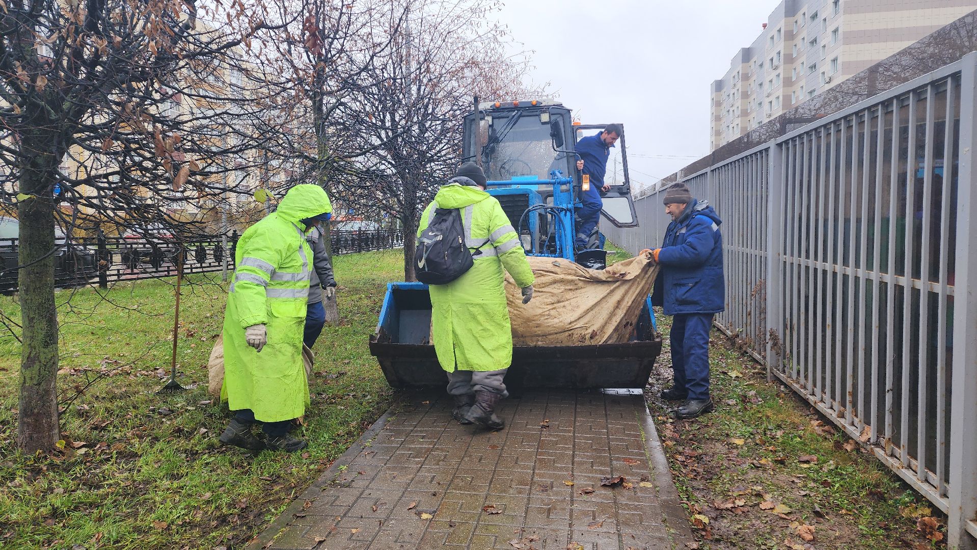 Домодедово, Подмосковье, комбинат благоустройства, коммунальная служба, коммунальная техника, коммунальное хозяйство, уборка дворов, Уборка листвы,