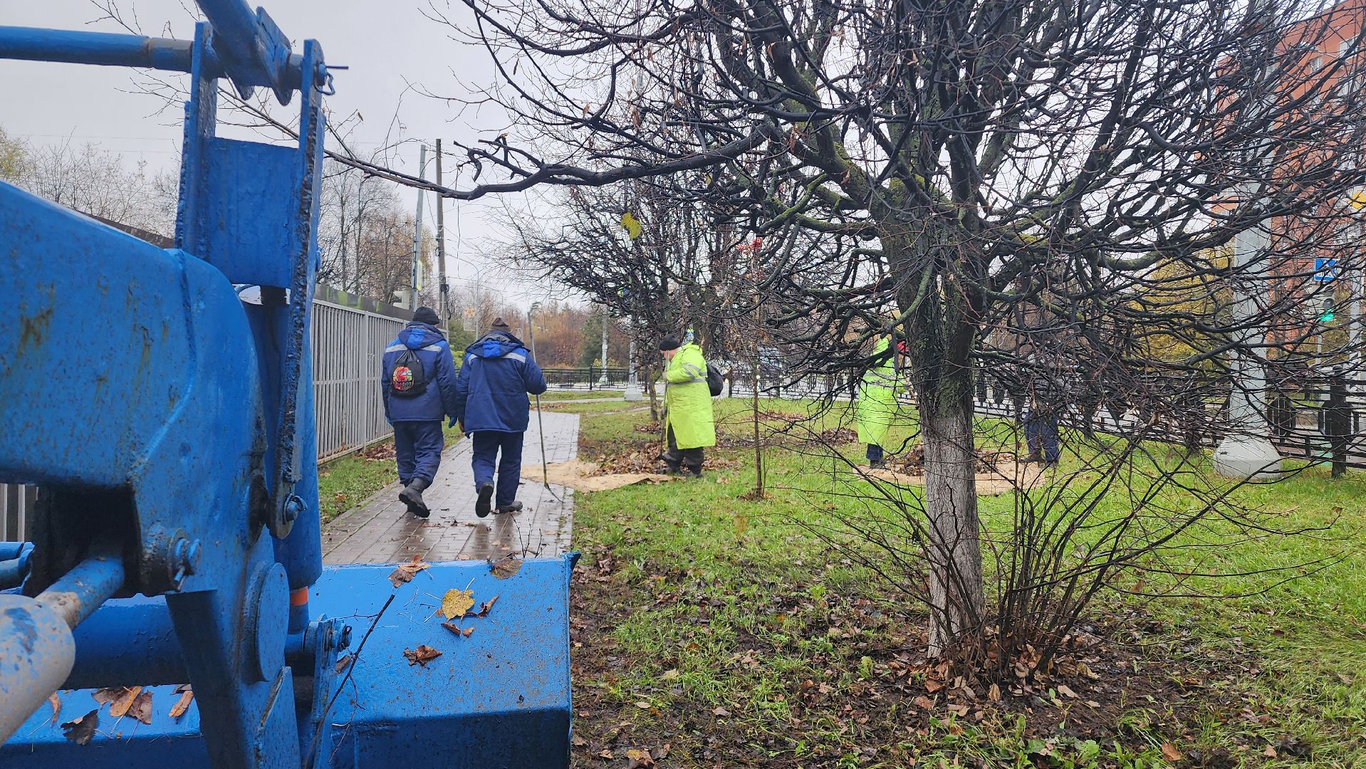 Домодедово, Подмосковье, комбинат благоустройства, коммунальная служба, коммунальная техника, коммунальное хозяйство, уборка дворов, Уборка листвы,