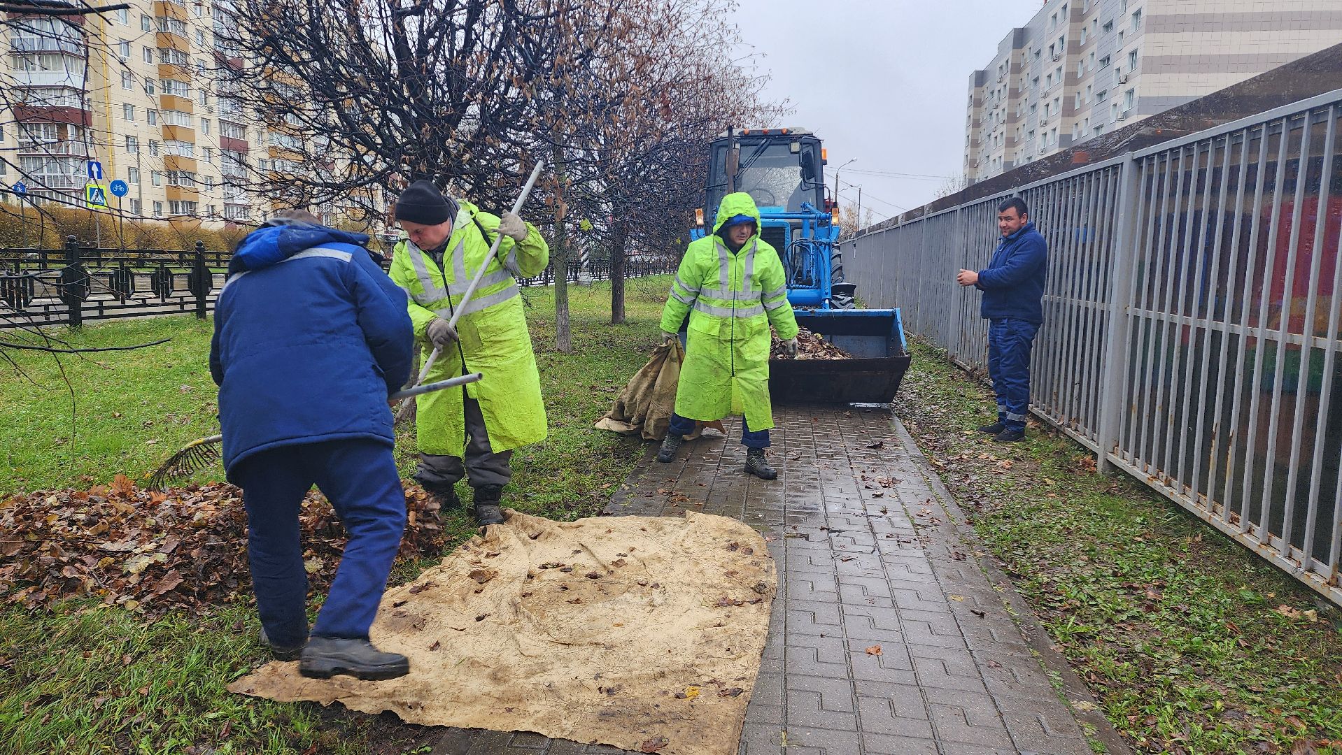 Домодедово, Подмосковье, комбинат благоустройства, коммунальная служба, коммунальная техника, коммунальное хозяйство, уборка дворов, Уборка листвы,