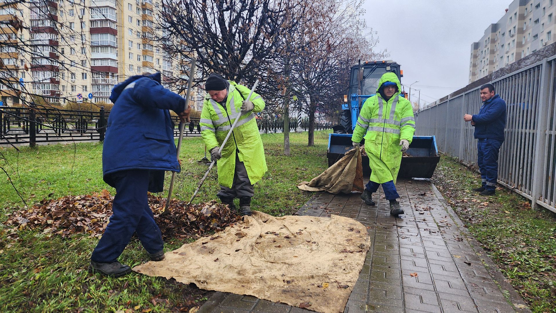 Домодедово, Подмосковье, комбинат благоустройства, коммунальная служба, коммунальная техника, коммунальное хозяйство, уборка дворов, Уборка листвы,