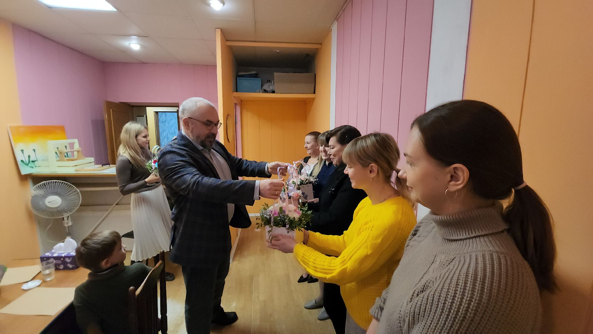 серпухов, центр прозрение, дети с овз, день матери, поздравление депутата,