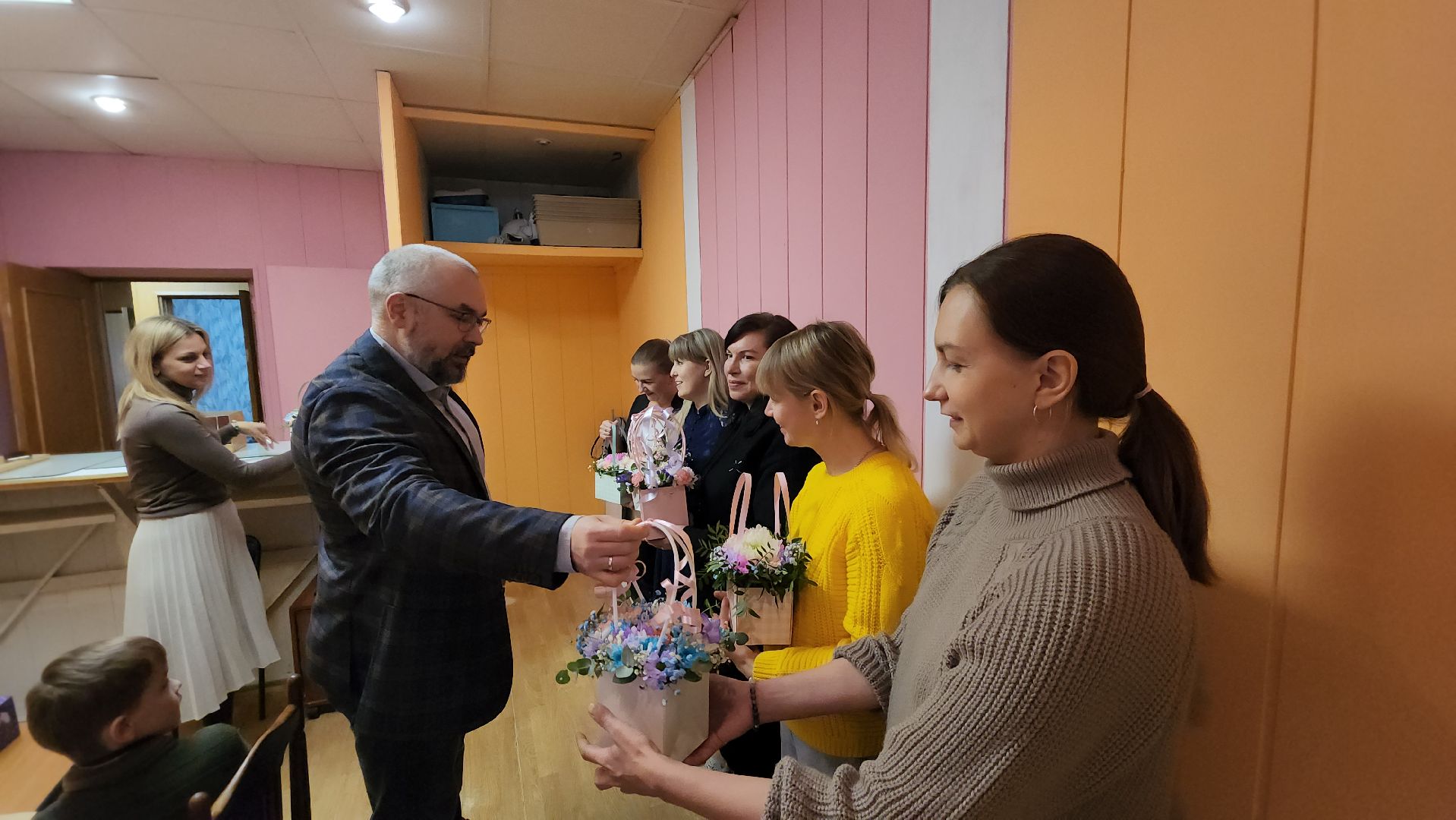 серпухов, центр прозрение, дети с овз, день матери, поздравление депутата,