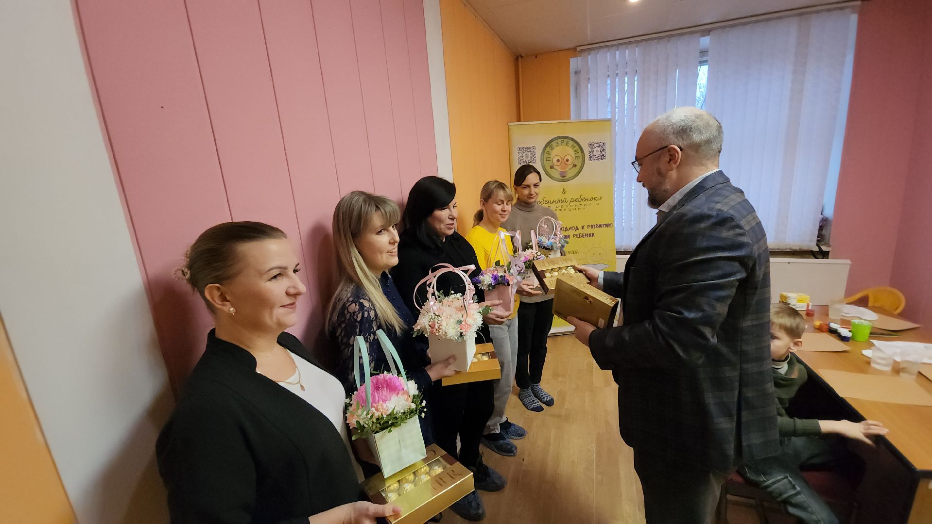 серпухов, центр прозрение, дети с овз, день матери, поздравление депутата,