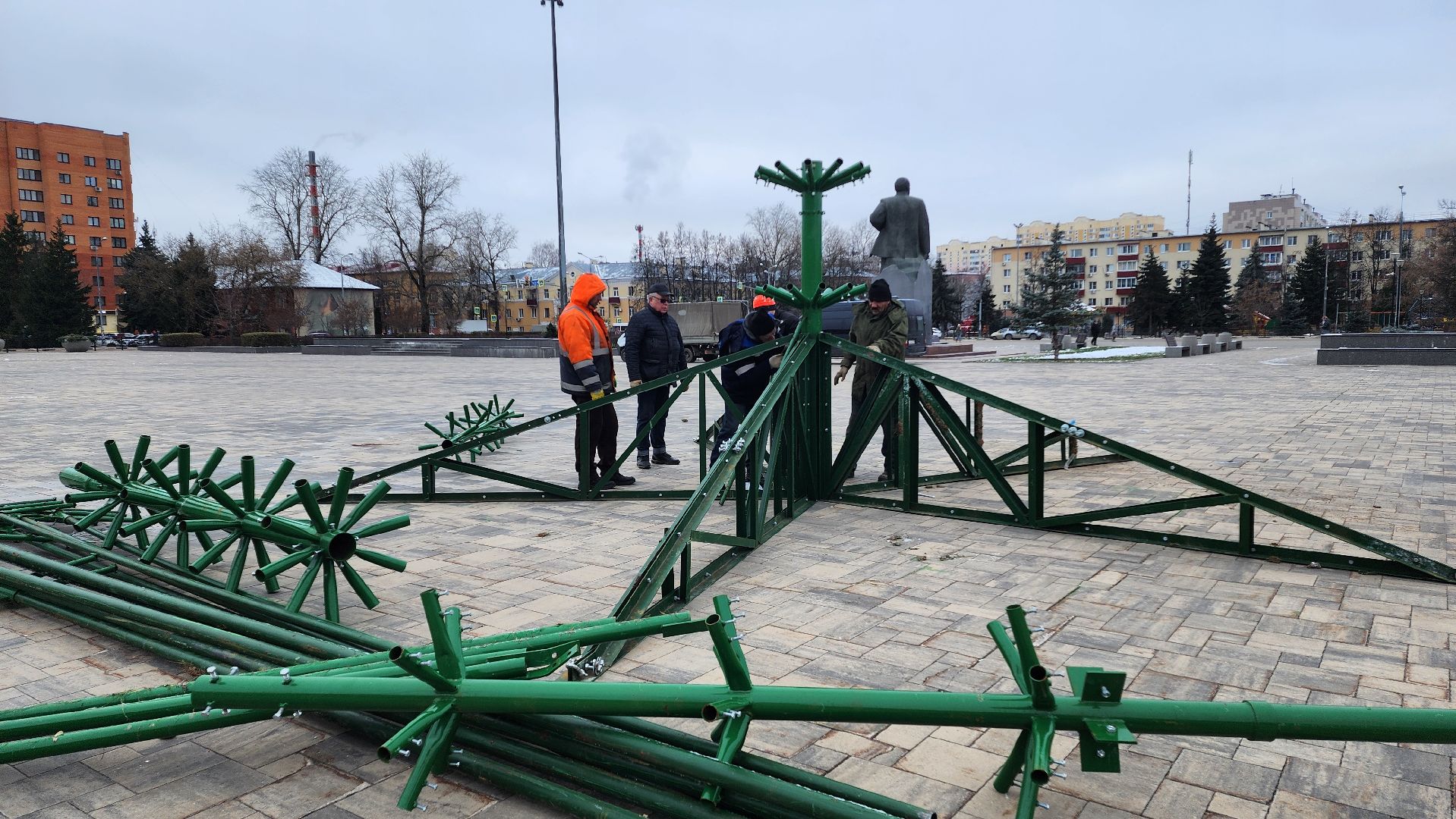 Домодедово, Площадь, площадь победы, Подмосковье, Главная ель, установка елок, новый год, благоуйстройство, центральная площадь, зима в парках, зима в подмосковье, вертикалки,