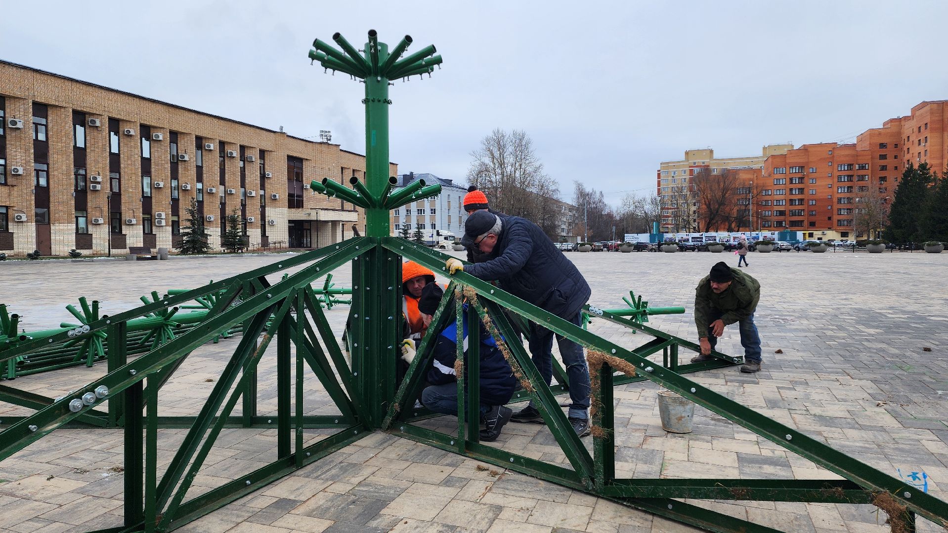 Домодедово, Площадь, площадь победы, Подмосковье, Главная ель, установка елок, новый год, благоуйстройство, центральная площадь, зима в парках, зима в подмосковье, вертикалки,