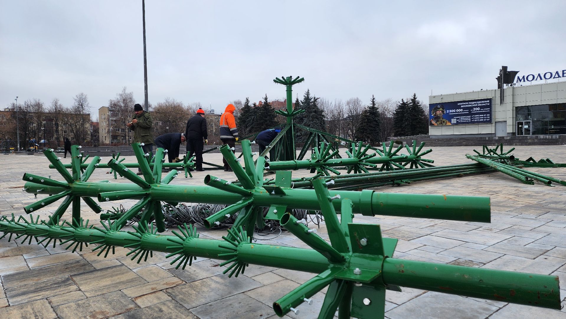 Домодедово, Площадь, площадь победы, Подмосковье, Главная ель, установка елок, новый год, благоуйстройство, центральная площадь, зима в парках, зима в подмосковье, вертикалки,