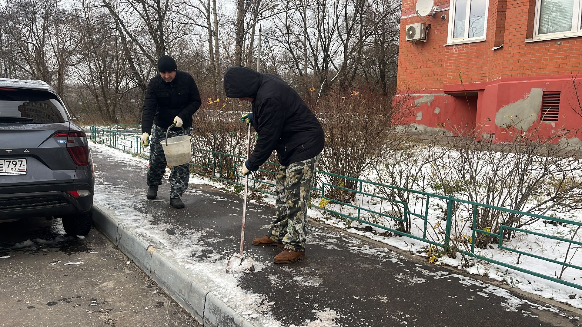снег, наледь, снег и наледь, уборка, уборка снега, жкх, тротуар, уборка тротуара, уборка тротуаров, вертикалки,