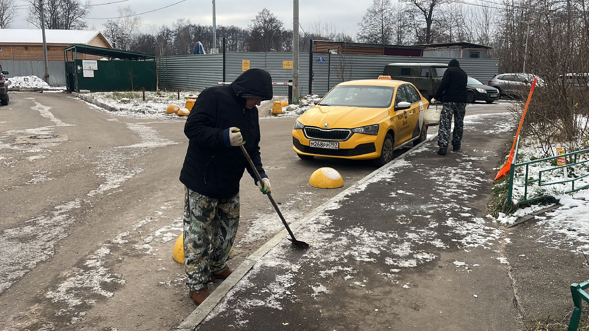 снег, наледь, снег и наледь, уборка, уборка снега, жкх, тротуар, уборка тротуара, уборка тротуаров, вертикалки,