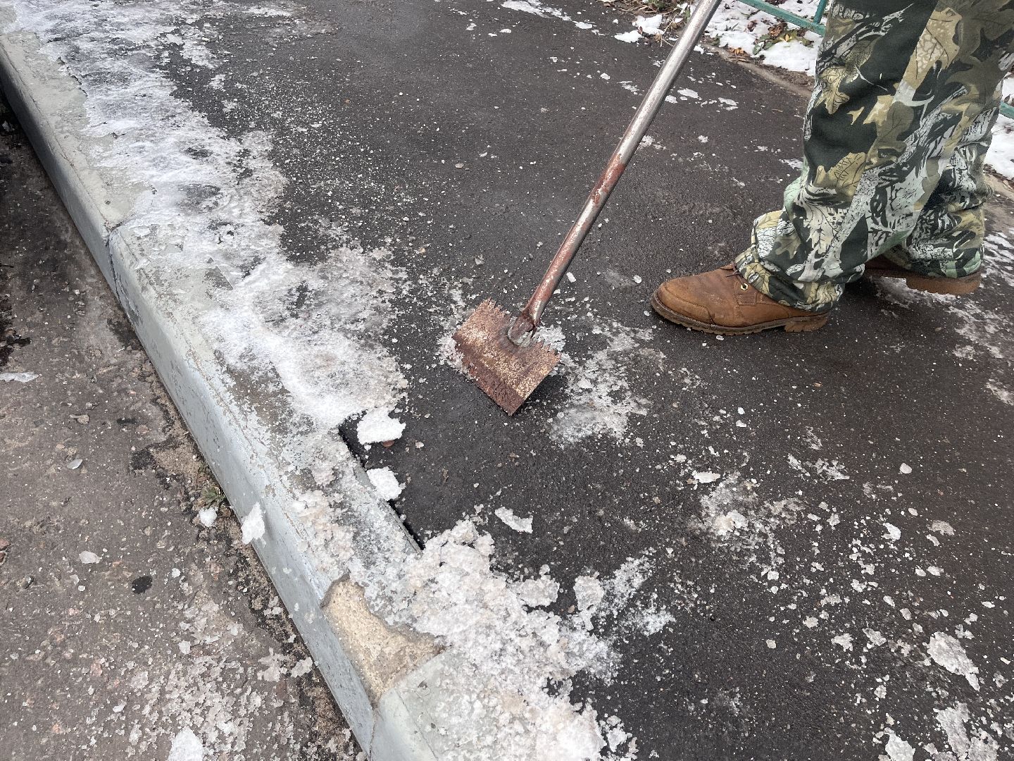 снег, наледь, снег и наледь, уборка, уборка снега, жкх, тротуар, уборка тротуара, уборка тротуаров, вертикалки,