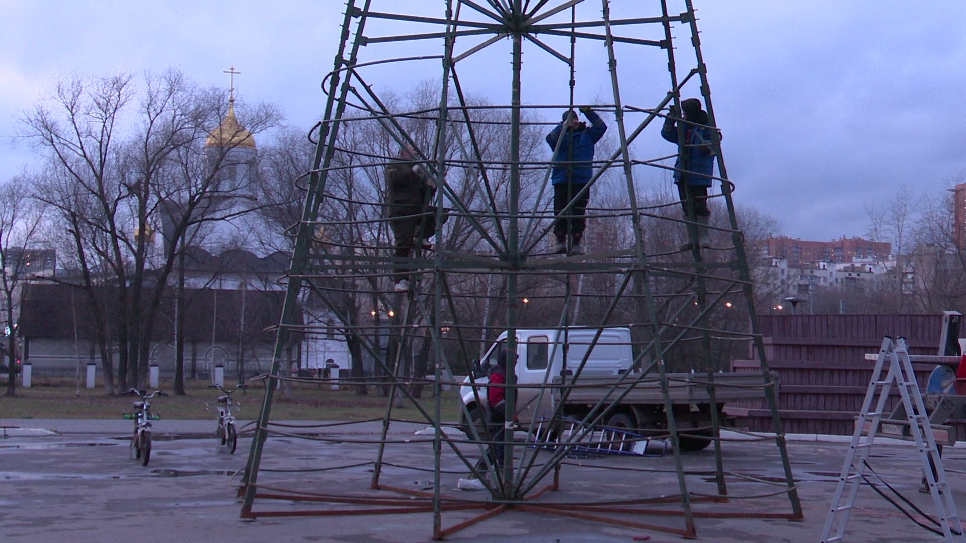 Реутов, вертикалки, символ года, установка елки, елка, пушистая красавица, искусственная ель,