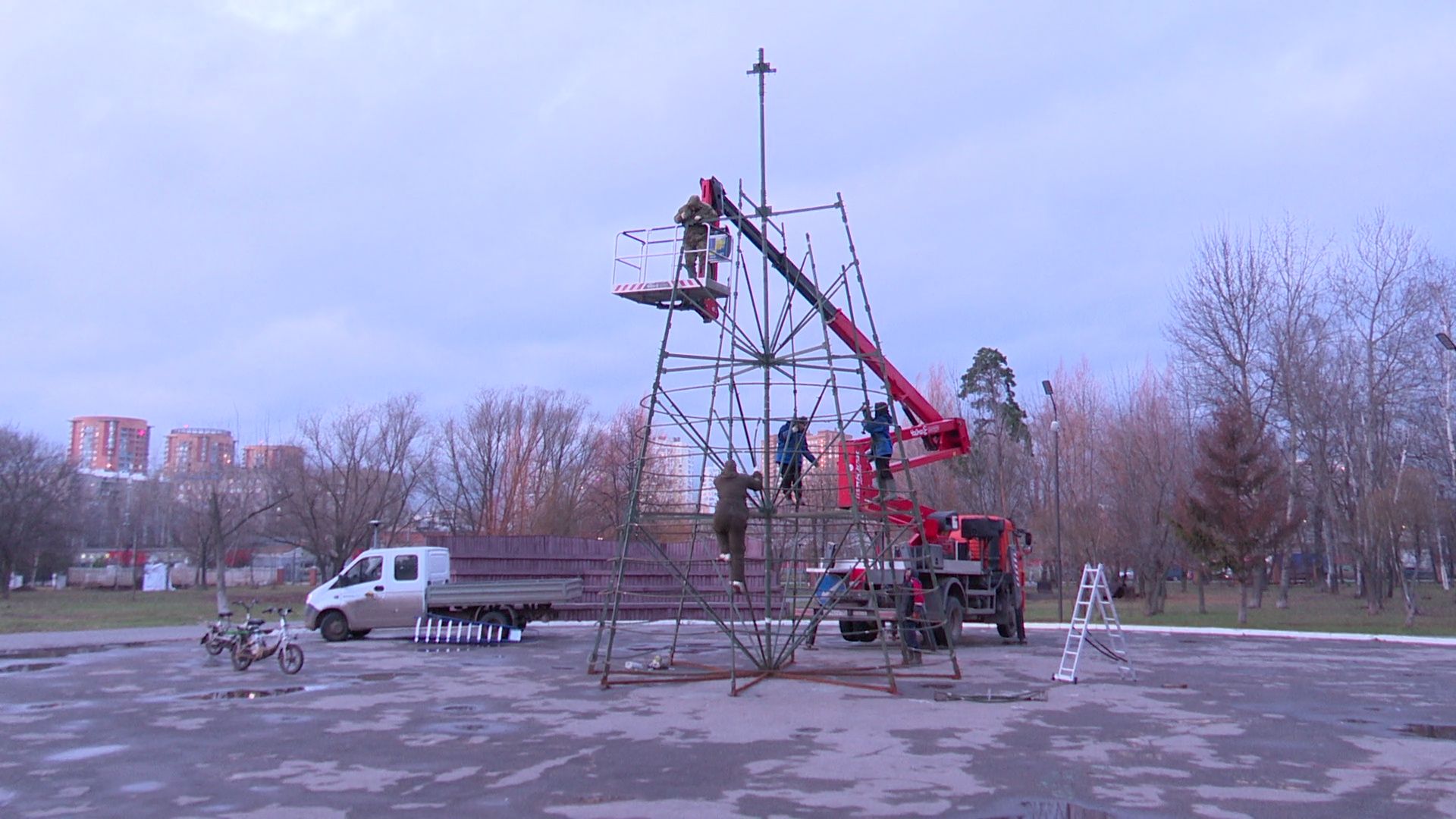 Реутов, вертикалки, символ года, установка елки, елка, пушистая красавица, искусственная ель,