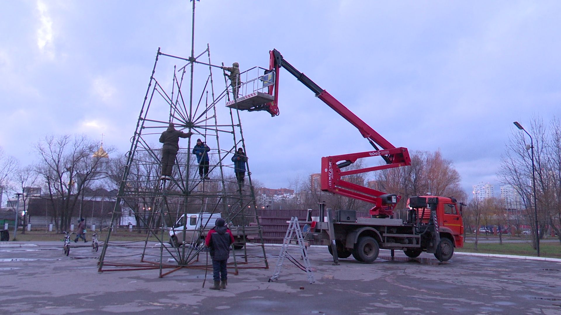 Реутов, вертикалки, символ года, установка елки, елка, пушистая красавица, искусственная ель,