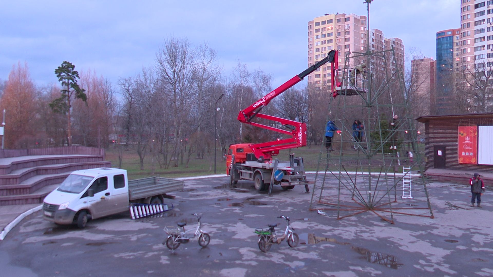 Реутов, вертикалки, символ года, установка елки, елка, пушистая красавица, искусственная ель,