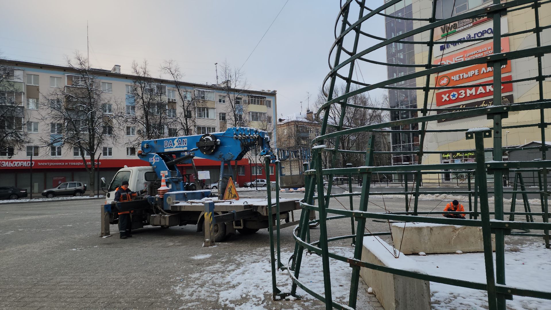 пушкино, новогодняя елка, площадь, монтаж, коммунальная служба, вертикалки, гирлянды, шары,