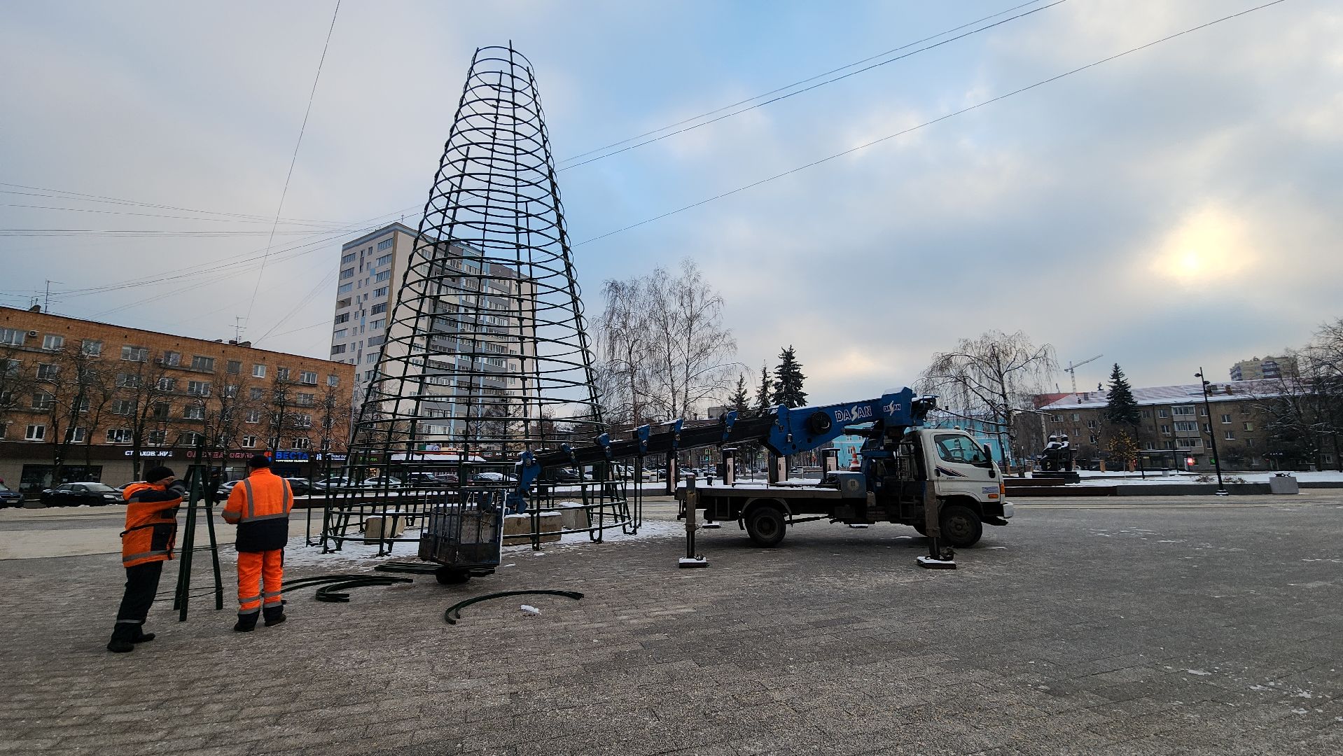 пушкино, новогодняя елка, площадь, монтаж, коммунальная служба, вертикалки, гирлянды, шары,