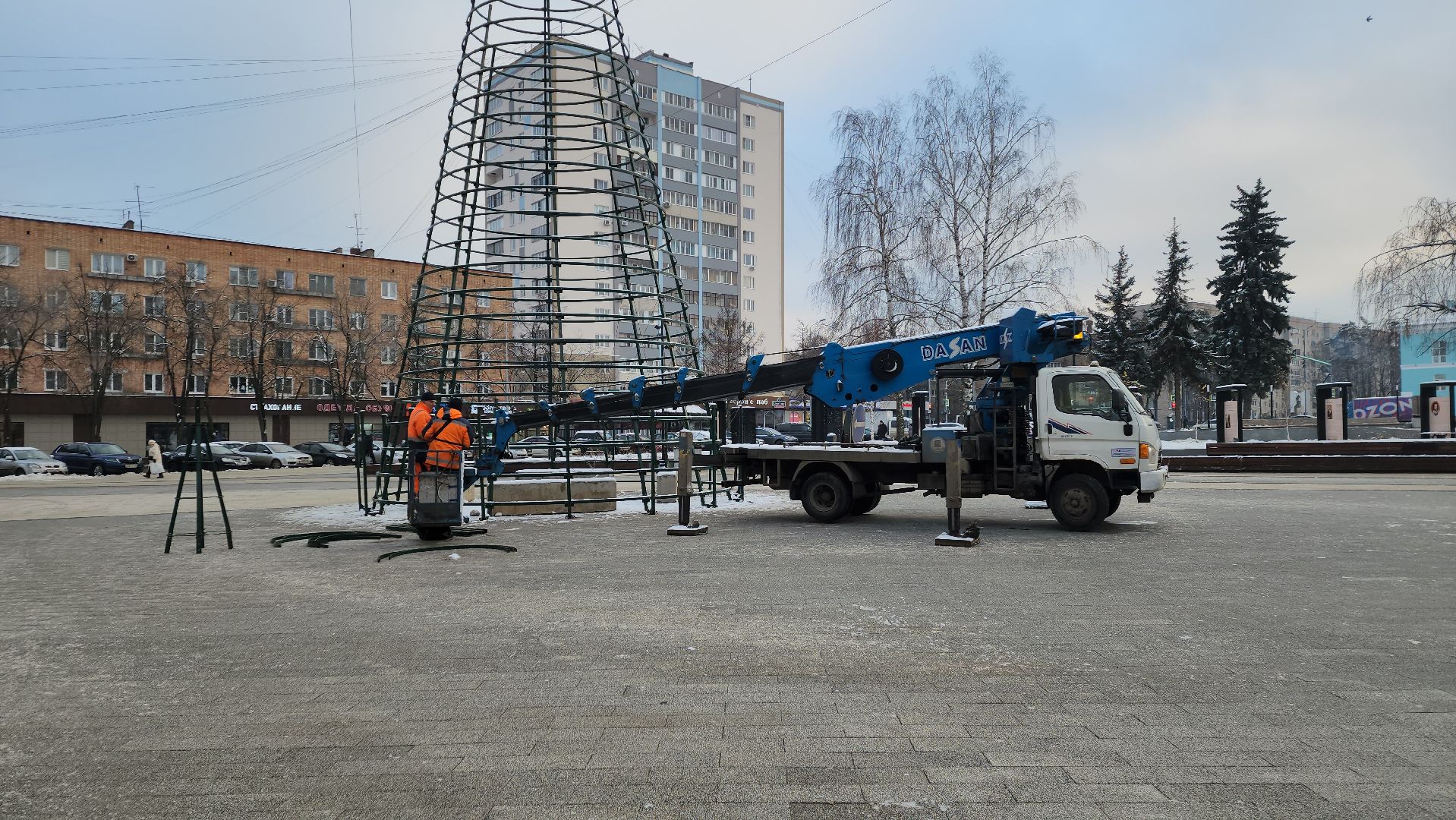 пушкино, новогодняя елка, площадь, монтаж, коммунальная служба, вертикалки, гирлянды, шары,