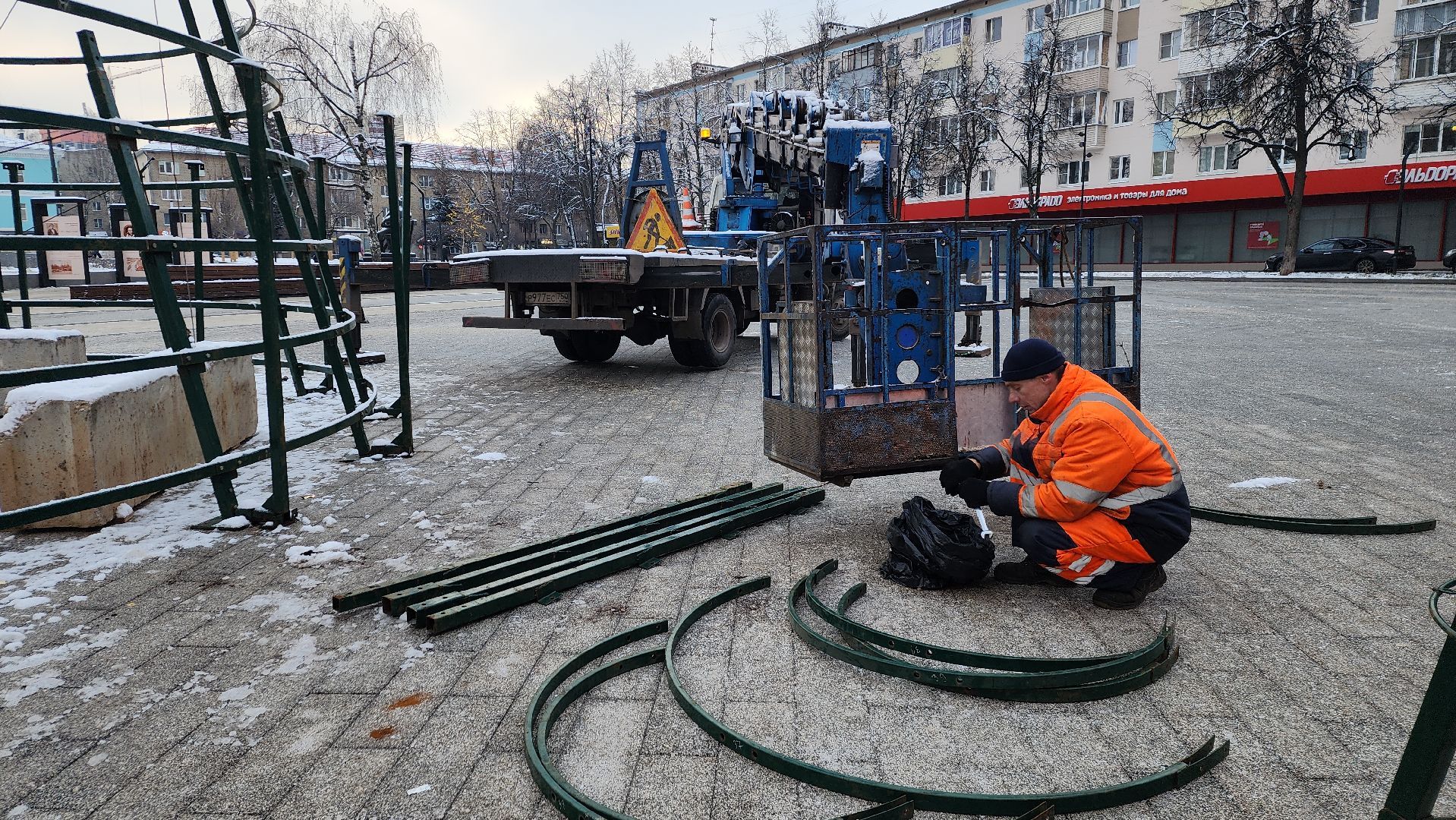 пушкино, новогодняя елка, площадь, монтаж, коммунальная служба, вертикалки, гирлянды, шары,