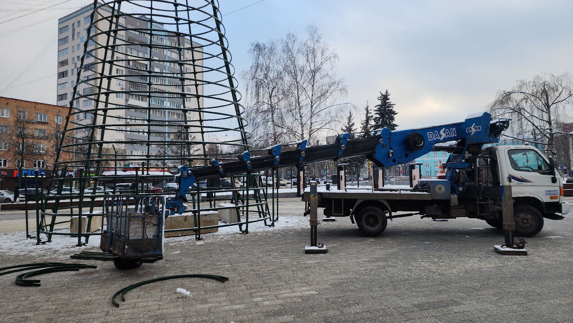 пушкино, новогодняя елка, площадь, монтаж, коммунальная служба, вертикалки, гирлянды, шары,