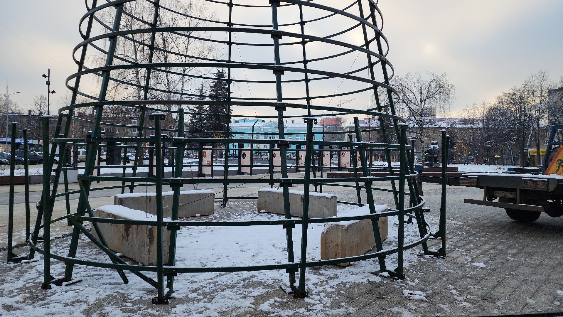 пушкино, новогодняя елка, площадь, монтаж, коммунальная служба, вертикалки, гирлянды, шары,