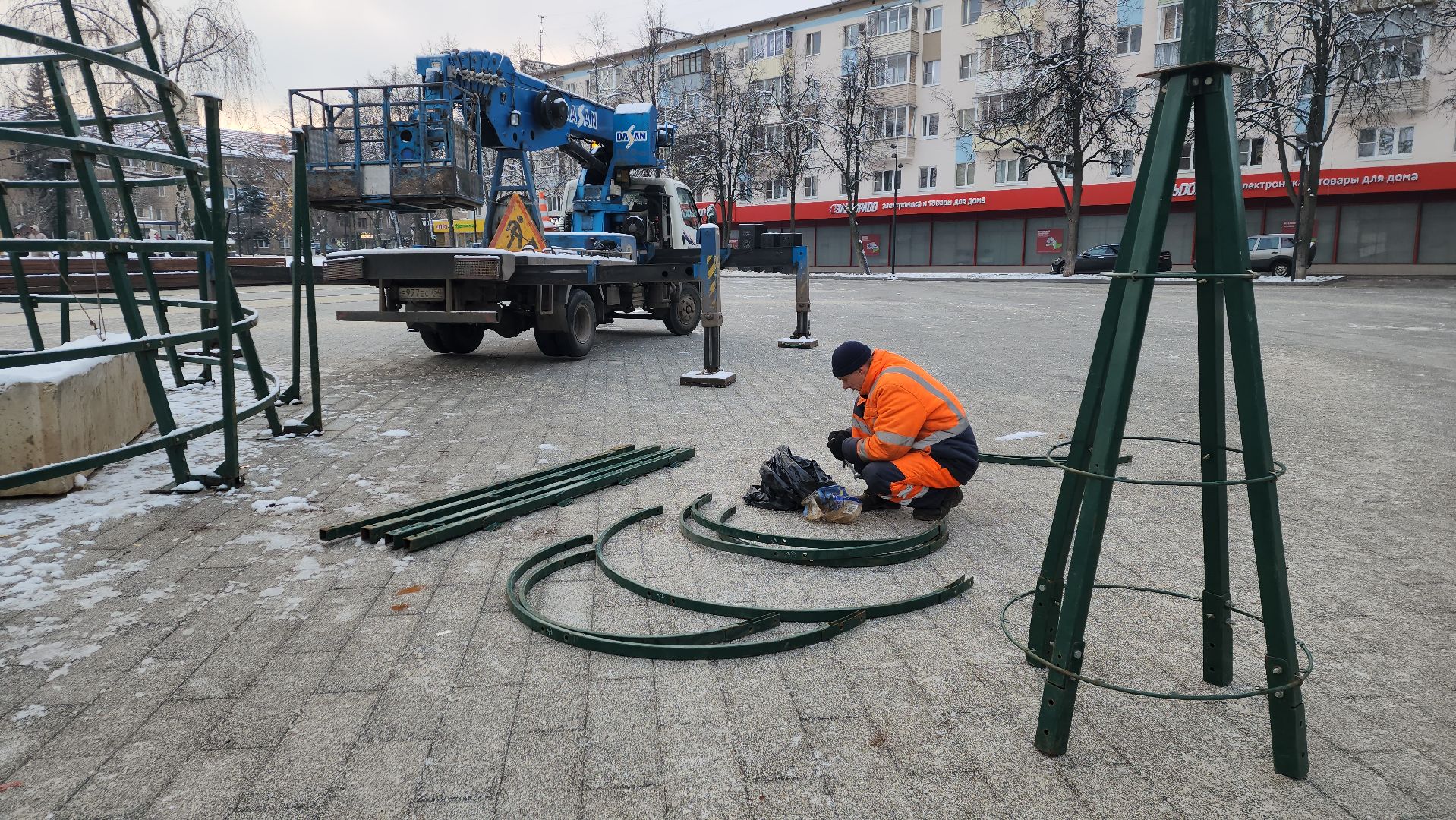 пушкино, новогодняя елка, площадь, монтаж, коммунальная служба, вертикалки, гирлянды, шары,