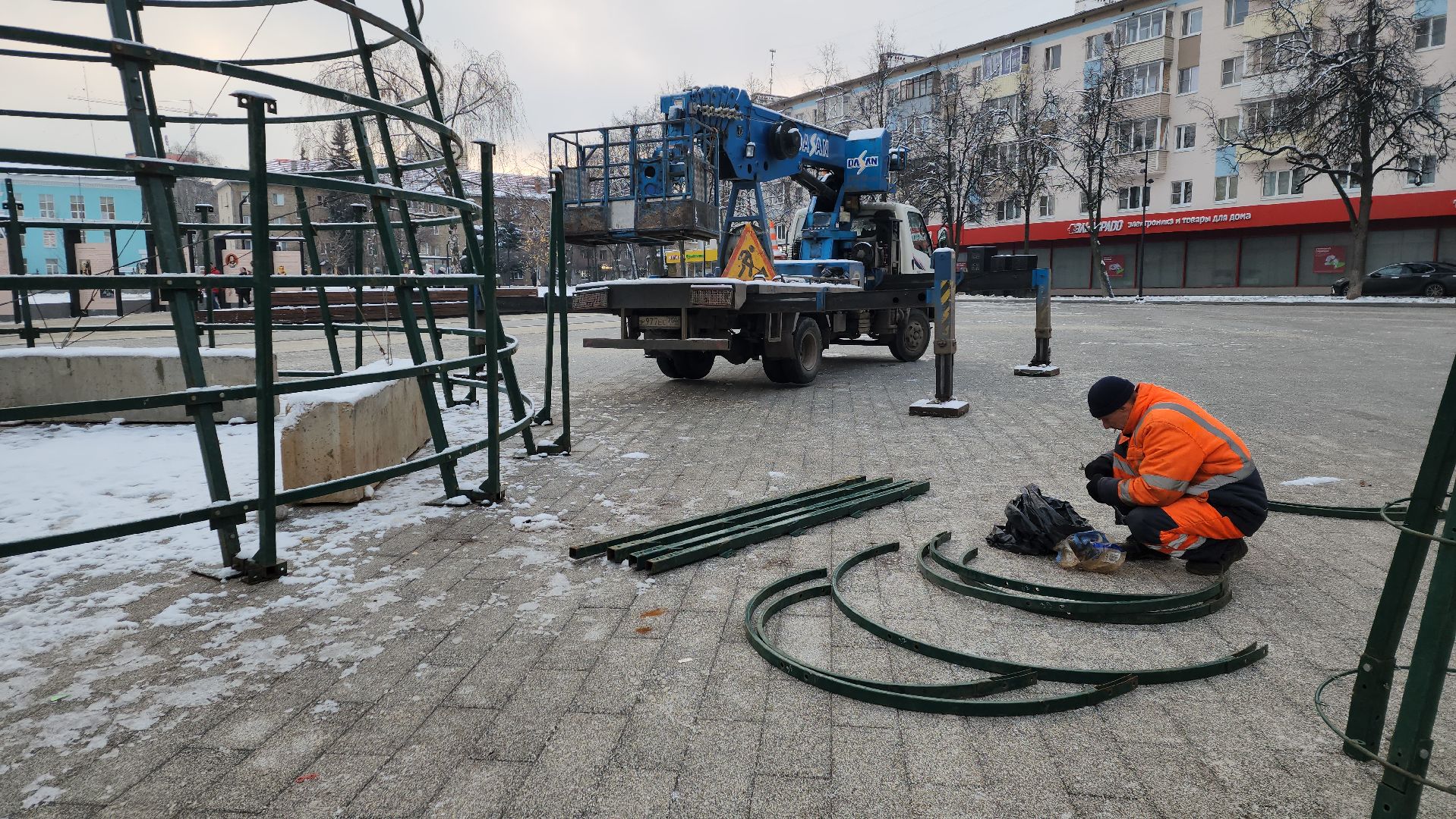 пушкино, новогодняя елка, площадь, монтаж, коммунальная служба, вертикалки, гирлянды, шары,