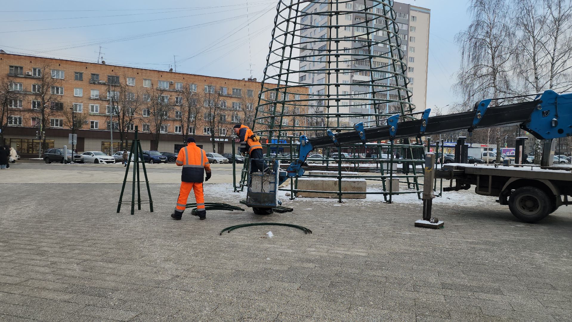 пушкино, новогодняя елка, площадь, монтаж, коммунальная служба, вертикалки, гирлянды, шары,