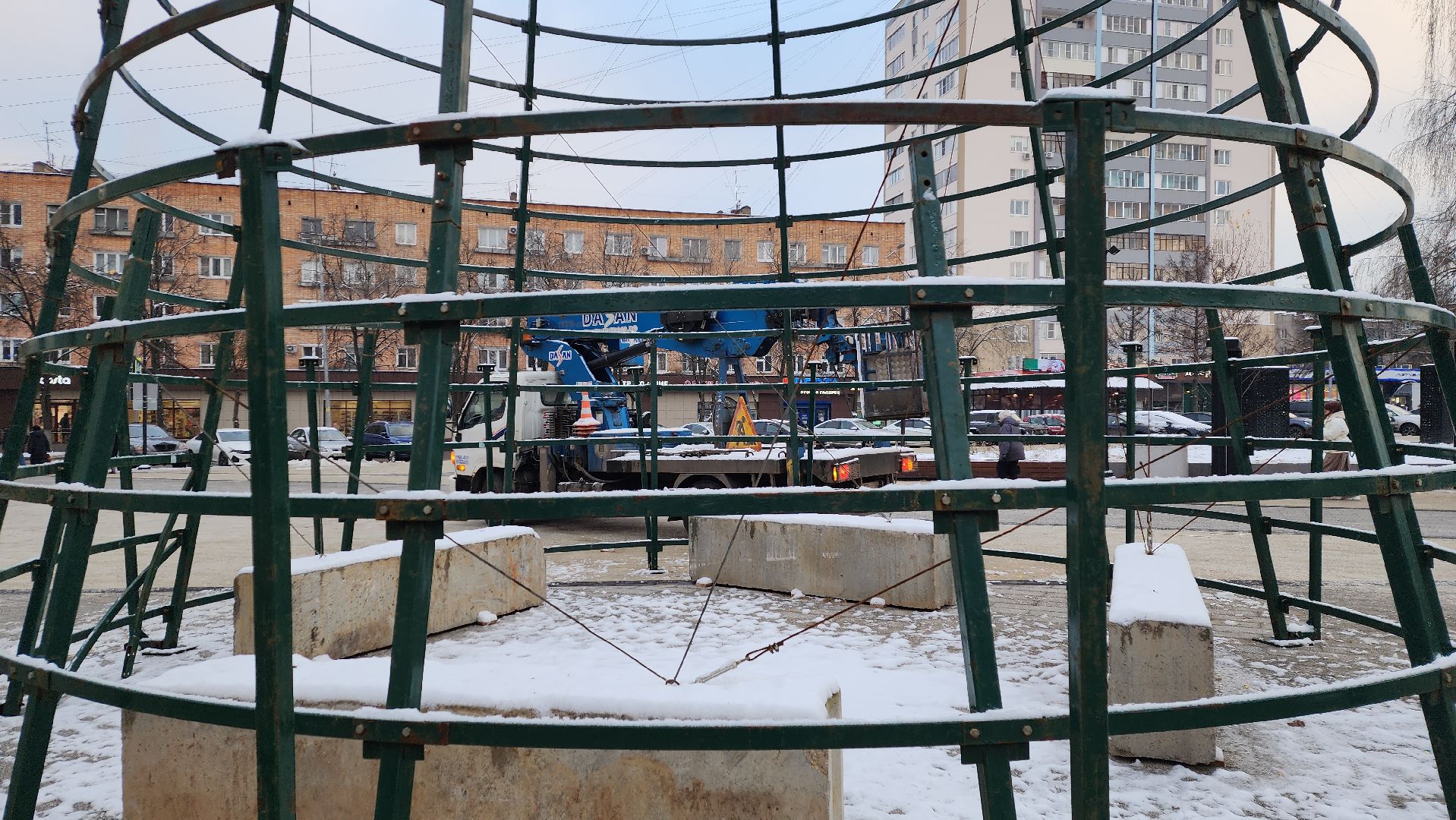 пушкино, новогодняя елка, площадь, монтаж, коммунальная служба, вертикалки, гирлянды, шары,