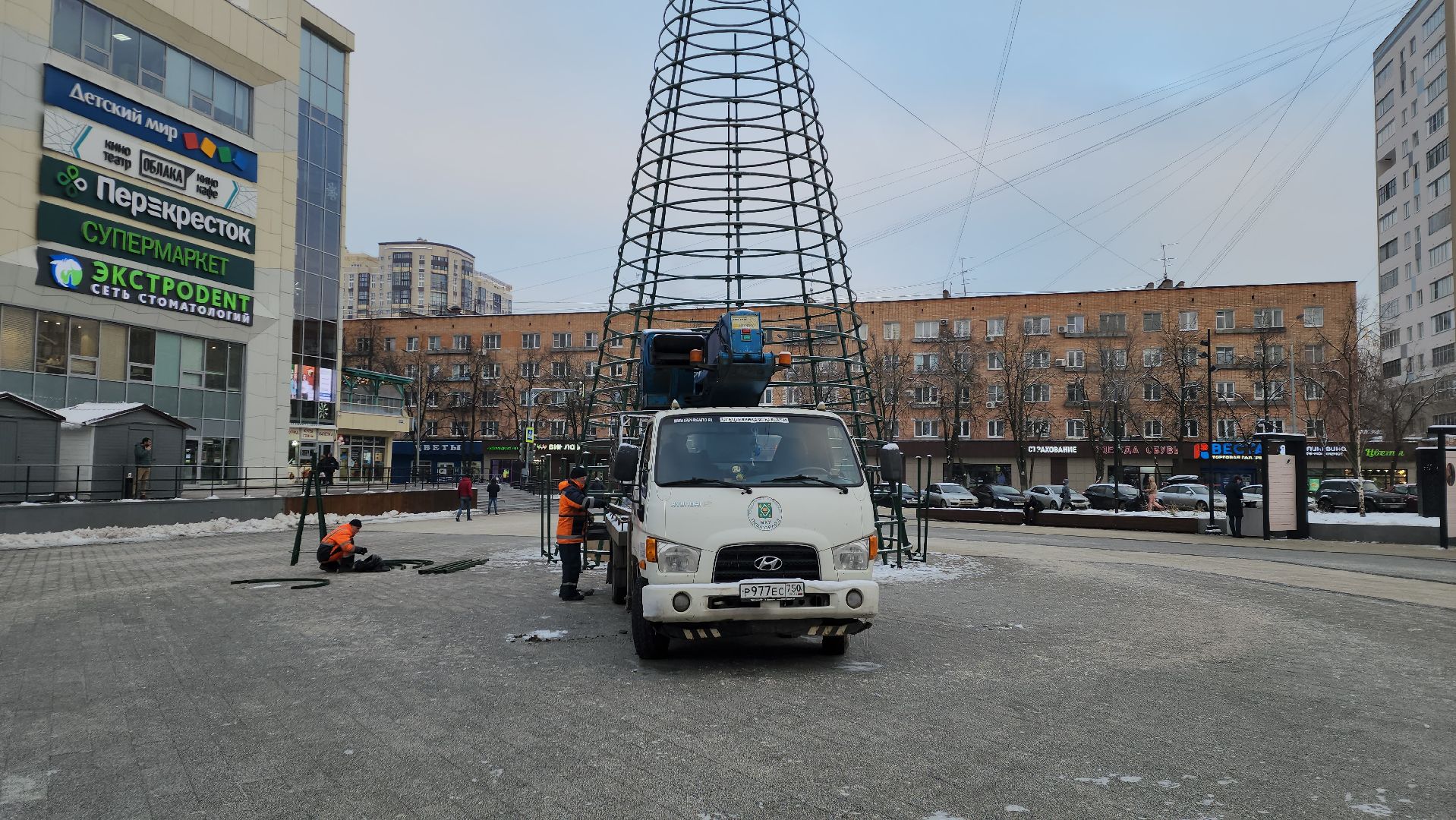 пушкино, новогодняя елка, площадь, монтаж, коммунальная служба, вертикалки, гирлянды, шары,