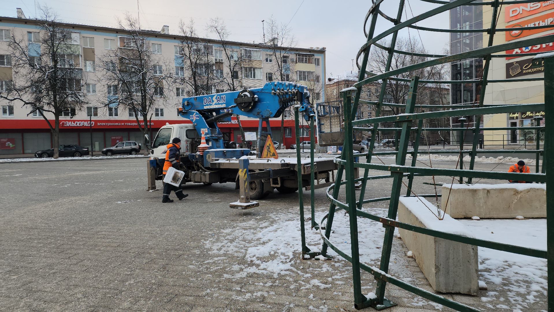 пушкино, новогодняя елка, площадь, монтаж, коммунальная служба, вертикалки, гирлянды, шары,