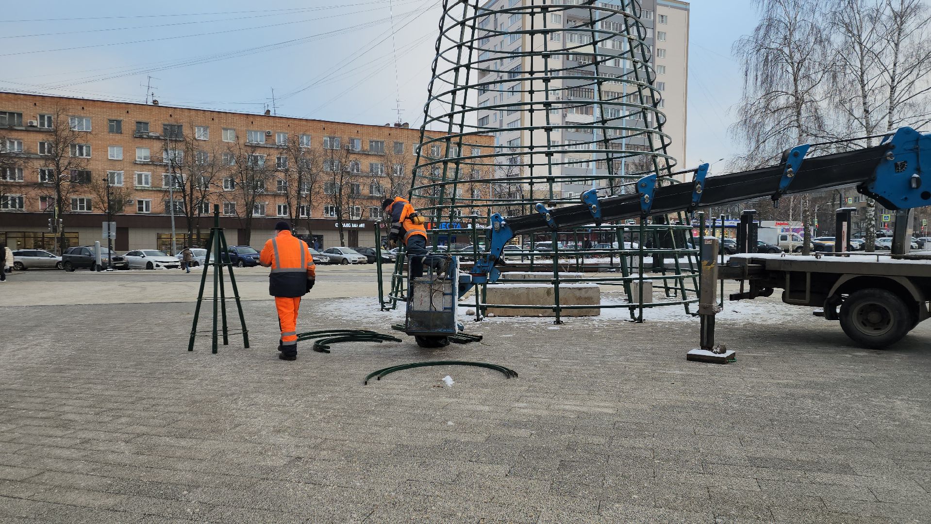 пушкино, новогодняя елка, площадь, монтаж, коммунальная служба, вертикалки, гирлянды, шары,