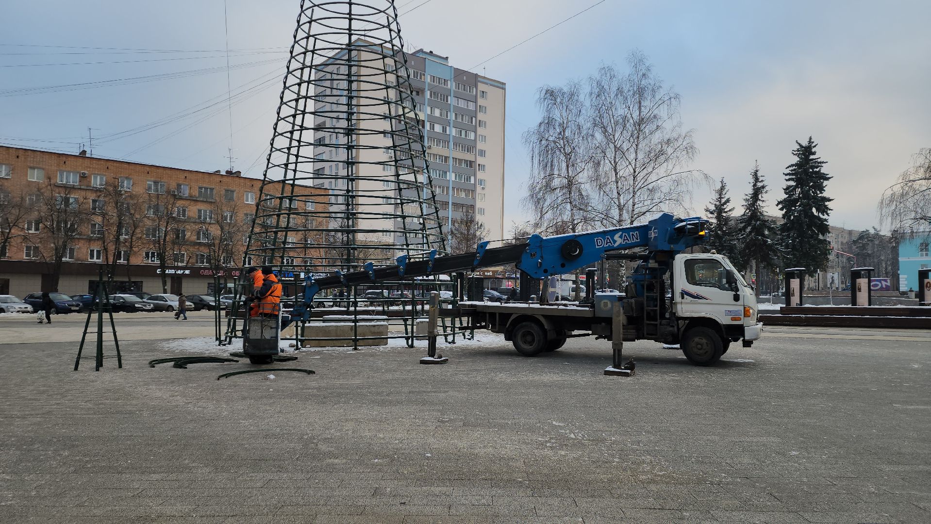 пушкино, новогодняя елка, площадь, монтаж, коммунальная служба, вертикалки, гирлянды, шары,