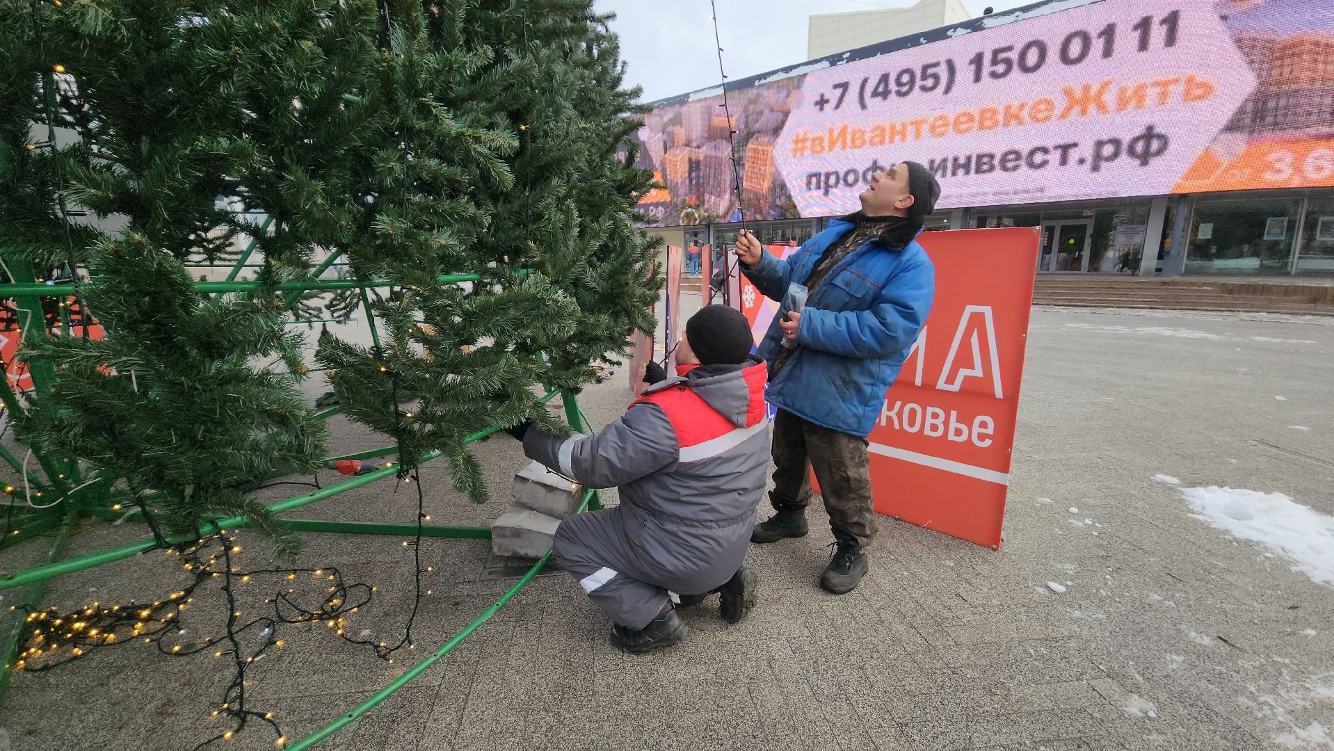 вертикалки, ивантеевка, новогодняя елка, праздники, украшение города к новому году, площадь, шары, гирлянды, жители,