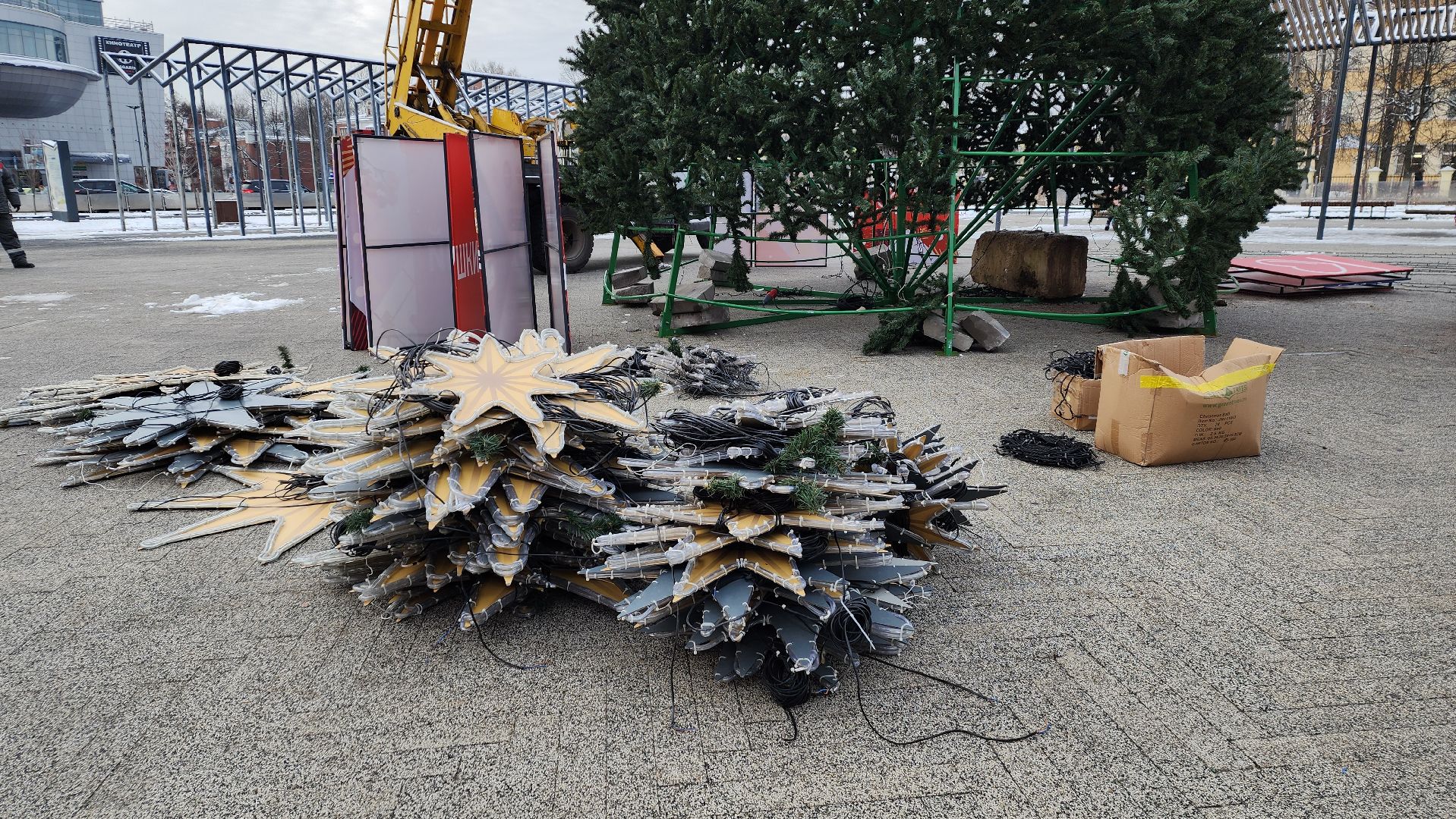 вертикалки, ивантеевка, новогодняя елка, праздники, украшение города к новому году, площадь, шары, гирлянды, жители,