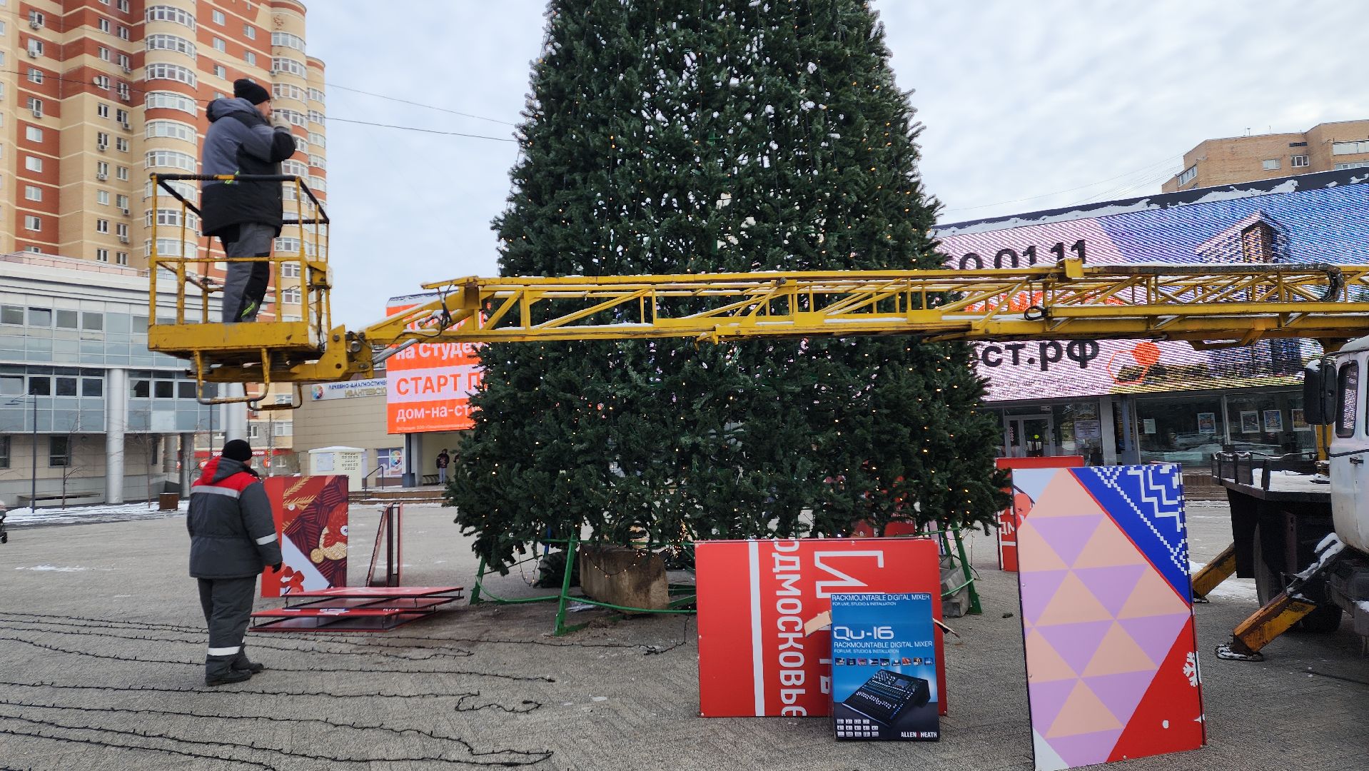 вертикалки, ивантеевка, новогодняя елка, праздники, украшение города к новому году, площадь, шары, гирлянды, жители,