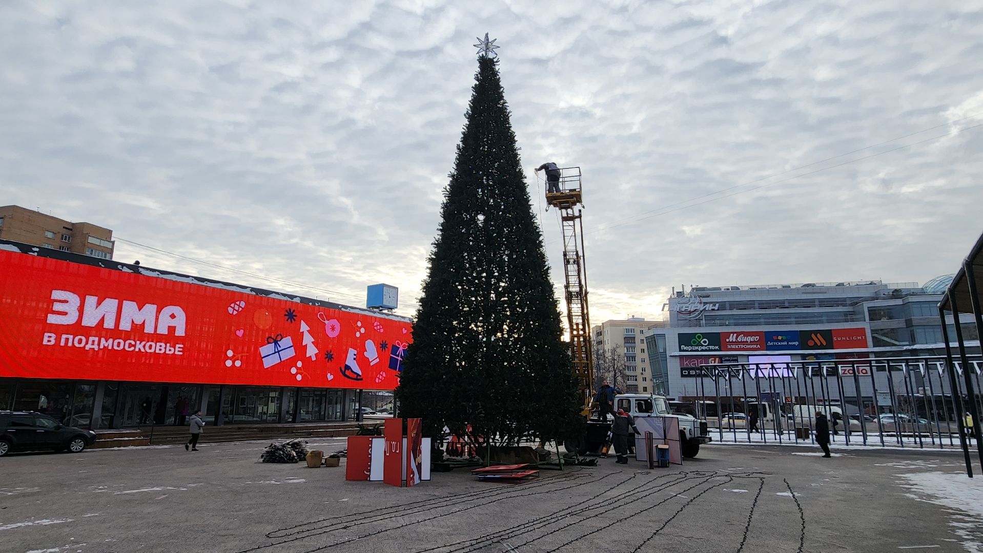вертикалки, ивантеевка, новогодняя елка, праздники, украшение города к новому году, площадь, шары, гирлянды, жители,