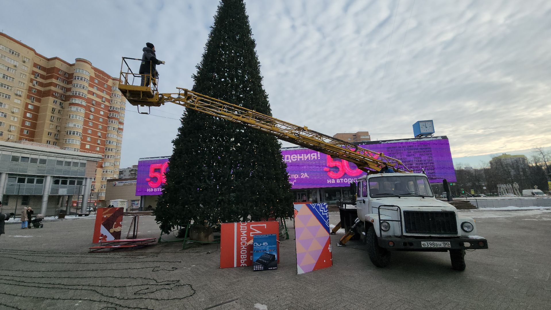вертикалки, ивантеевка, новогодняя елка, праздники, украшение города к новому году, площадь, шары, гирлянды, жители,