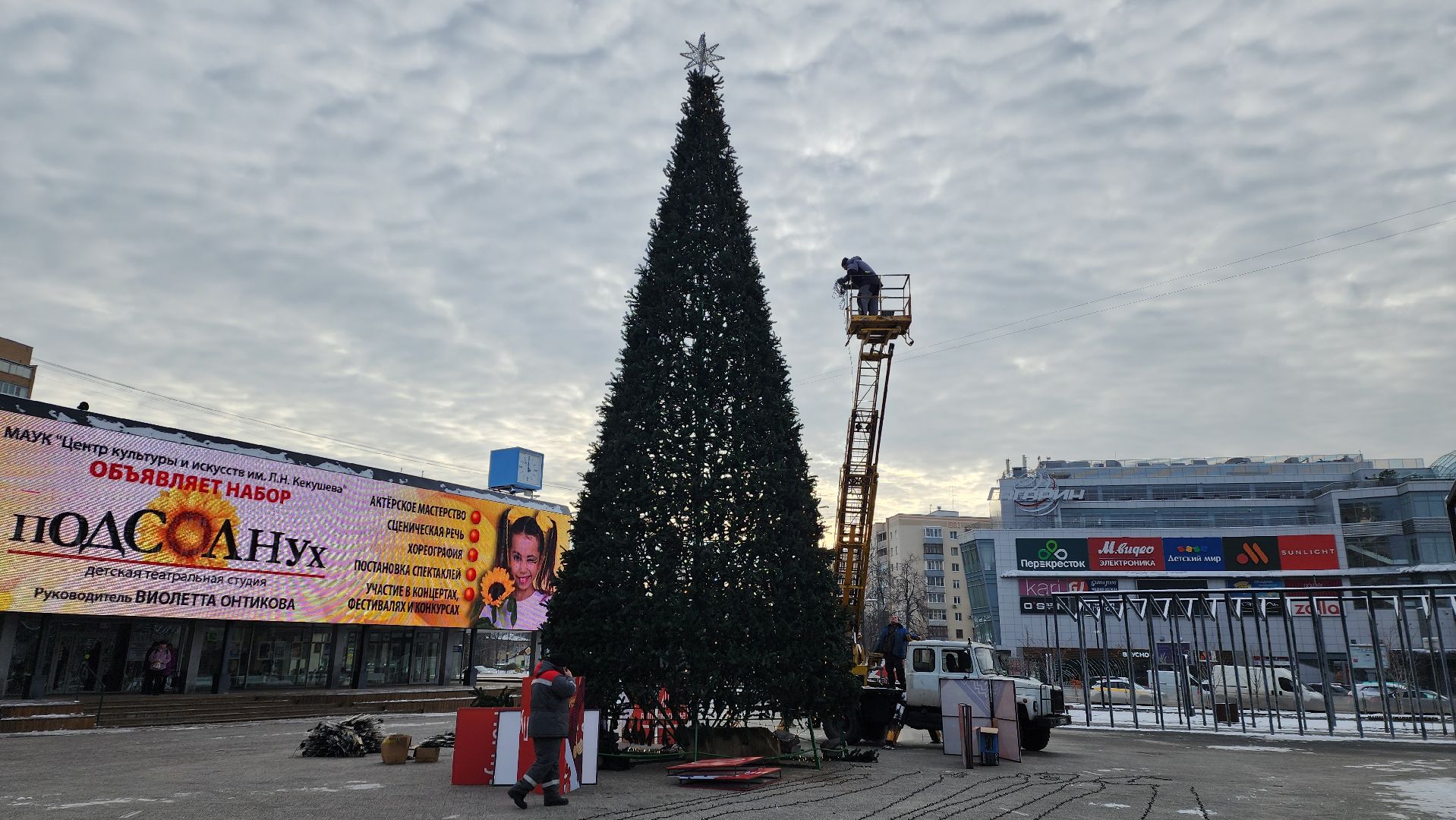 вертикалки, ивантеевка, новогодняя елка, праздники, украшение города к новому году, площадь, шары, гирлянды, жители,